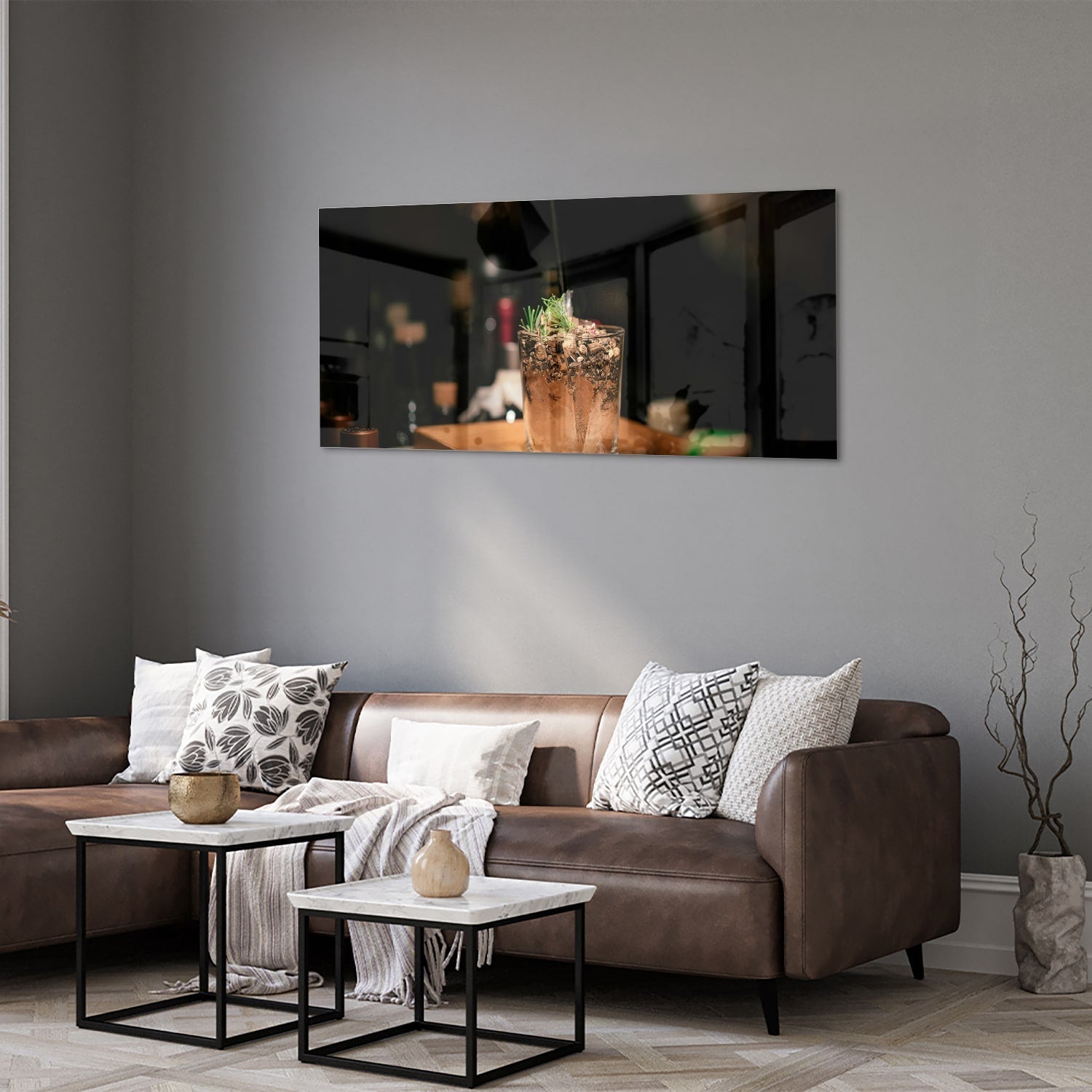 Glazen schilderij van een cocktail die sfeer en luxe uitstraalt.