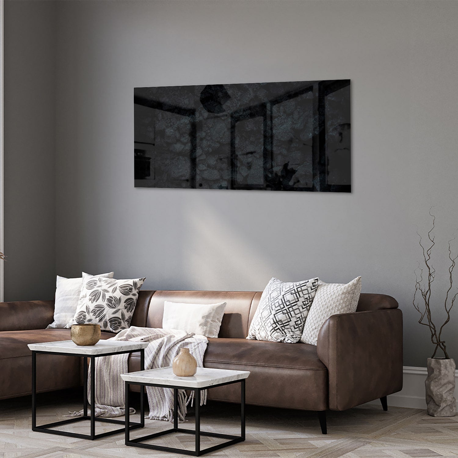 Moderne glazen schilderij met abstracte schakeringen aan de muur in een lichte kamer.