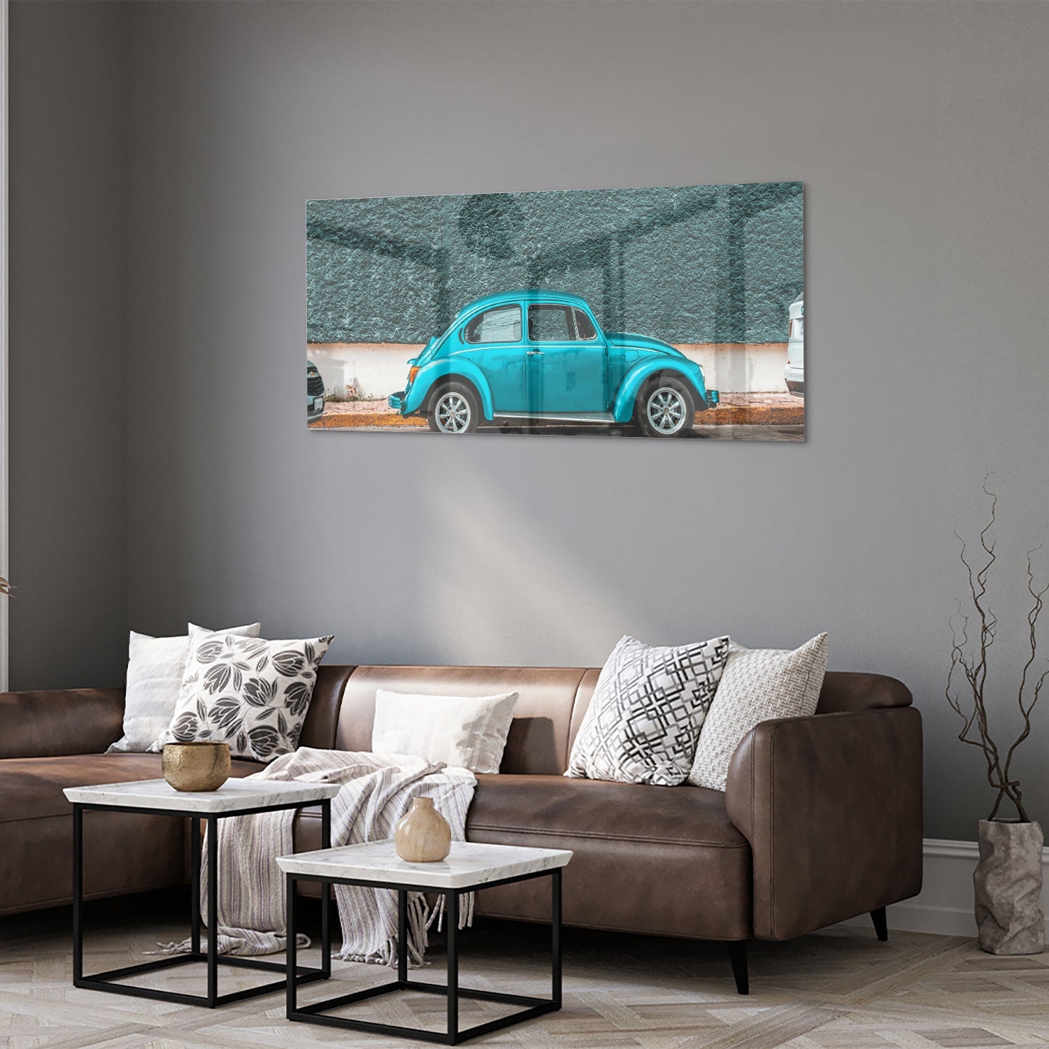 Glazen schilderij van een turquoise auto aan de muur in een moderne woonkamer.