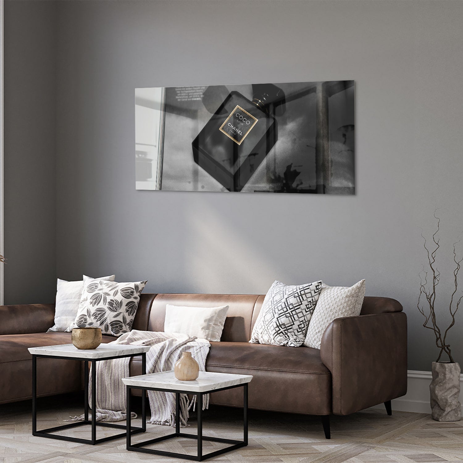 Glazen schilderij van een parfumfles in een modern interieur