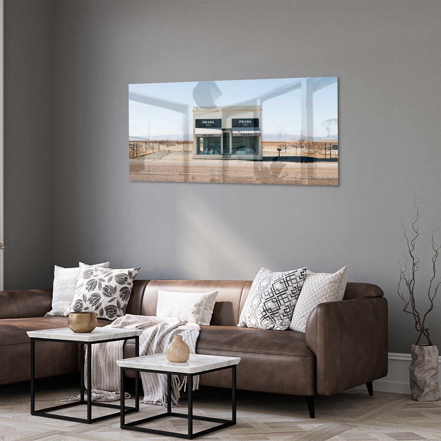 Glazen schilderij van een woestijnlandschap met moderne architectuur