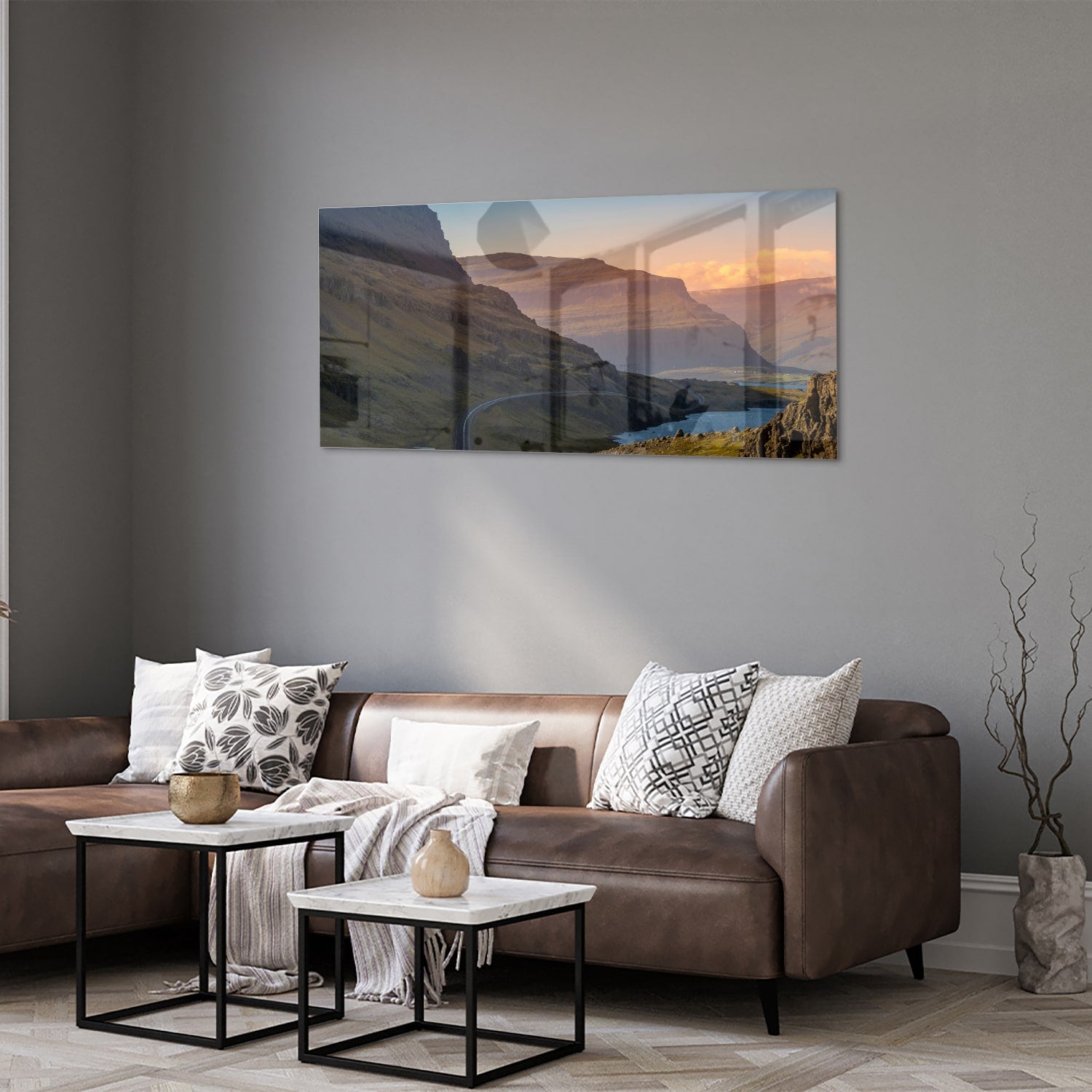 Glazen schilderij met uitzicht op bergen en een rivier in een modern interieur.