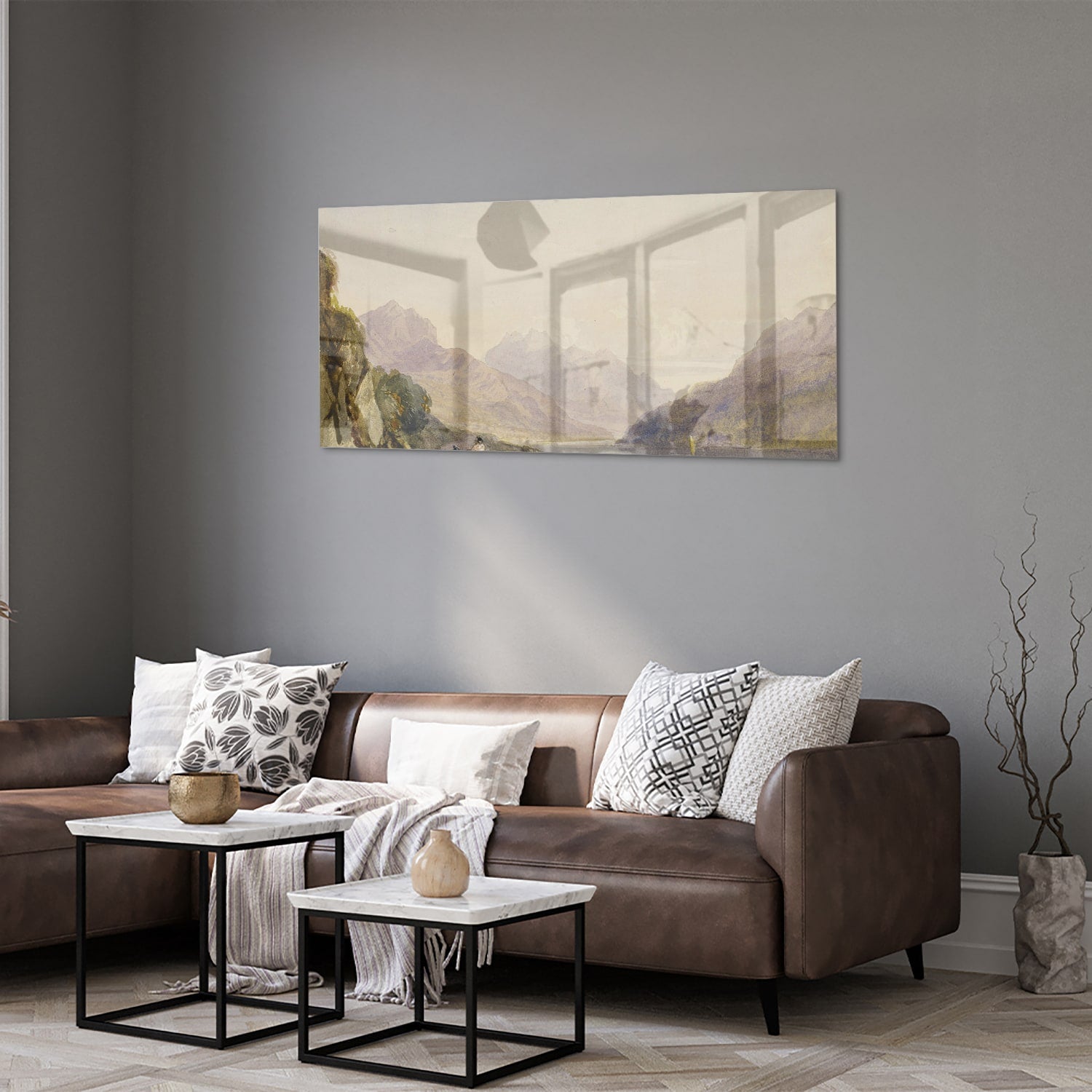 Glazen schilderij van een serene natuurlijke landschaapscne met bergen en water.