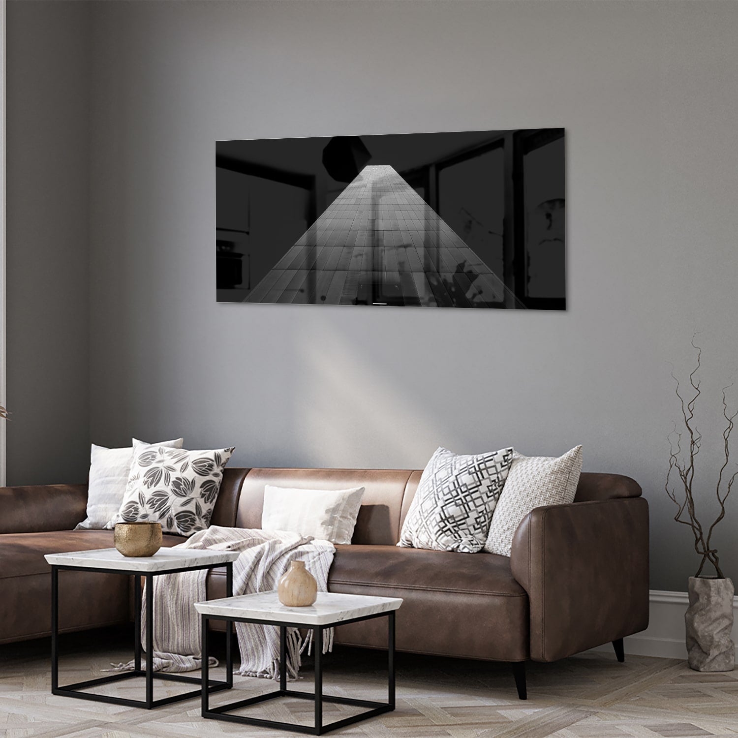 Minimalistisch glazen schilderij met lichtinval op houten vloer