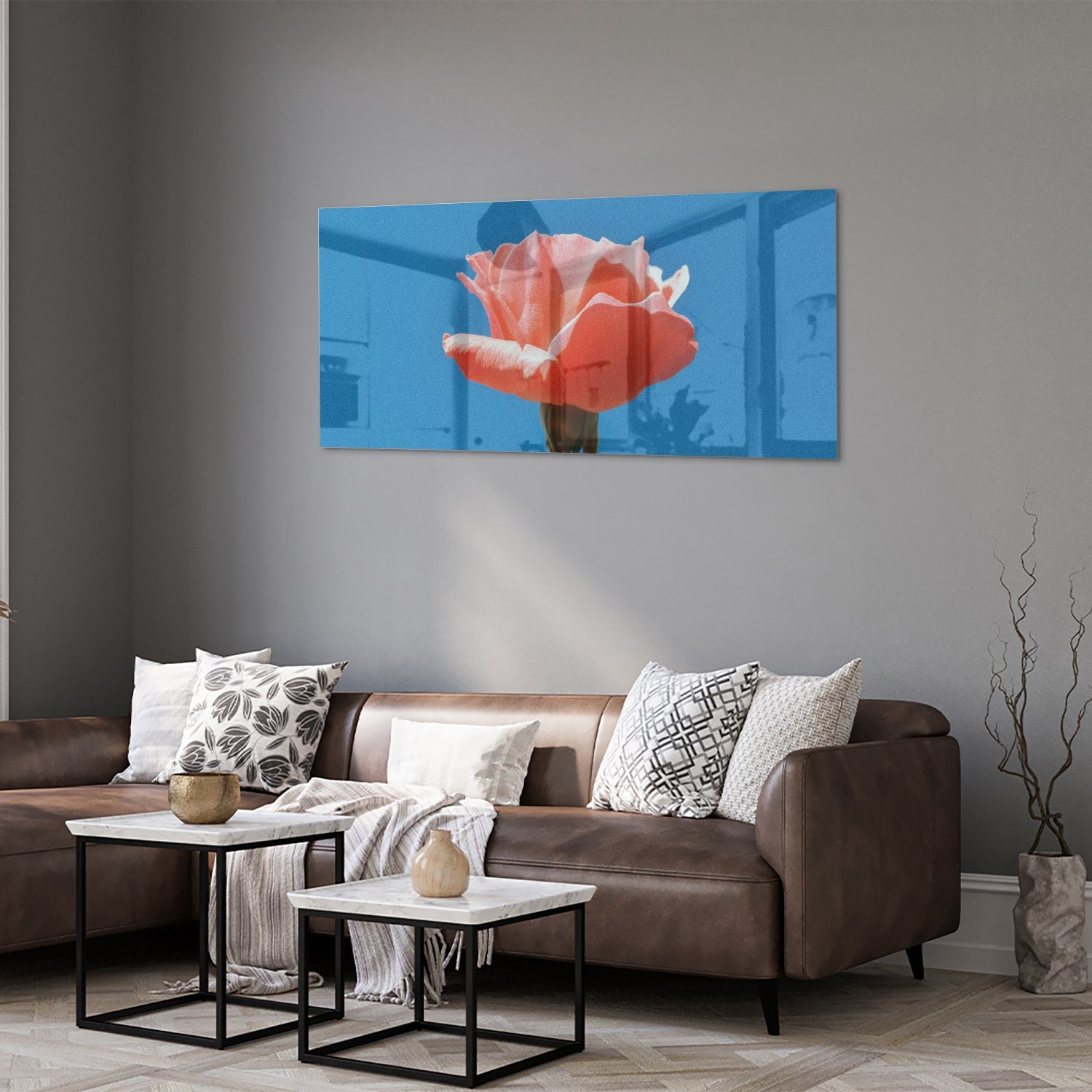 Glas schilderij van een roze roos op een blauwe achtergrond, geschikt voor wanddecoratie.