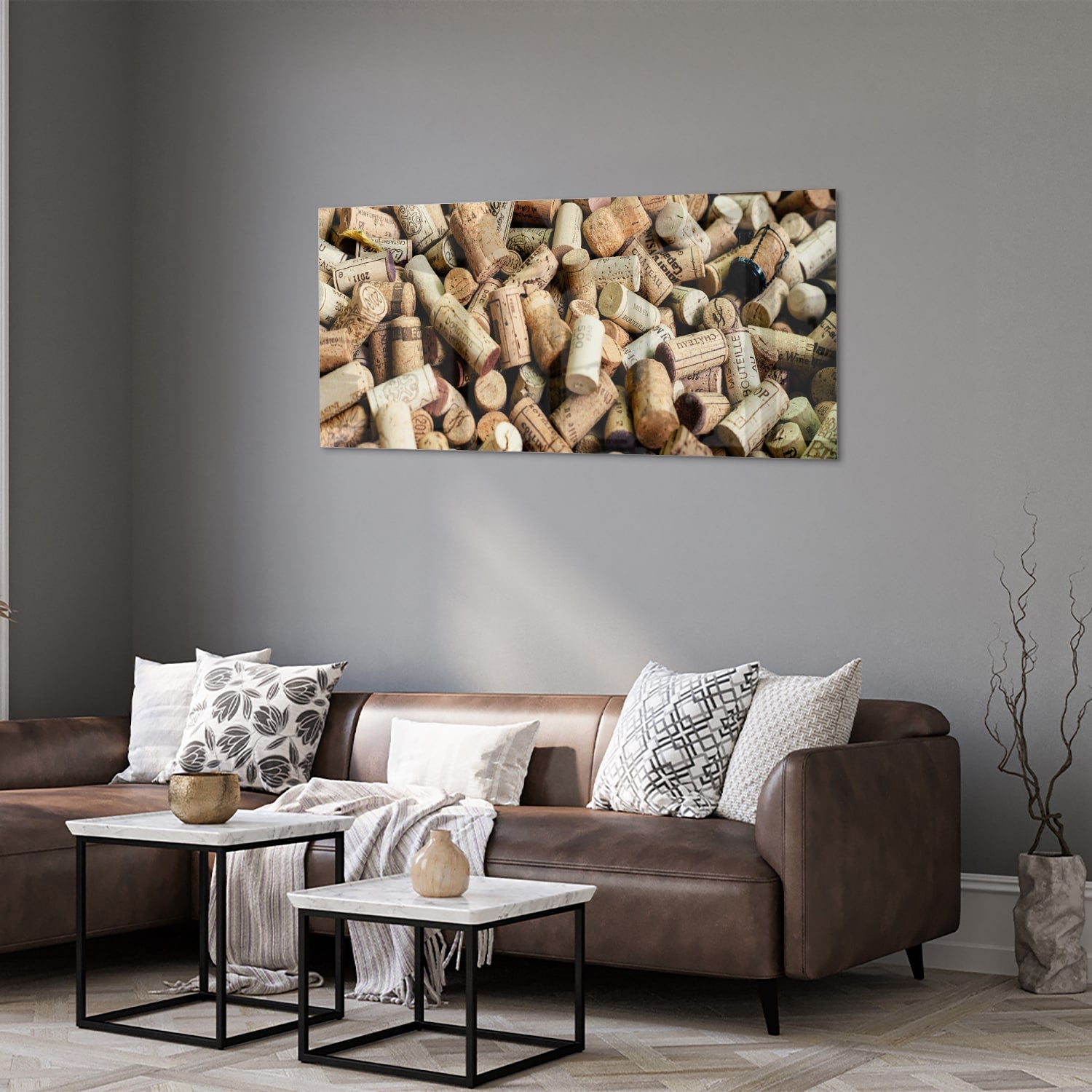 Glazen schilderij met een stapel wijnkurken op een muur.