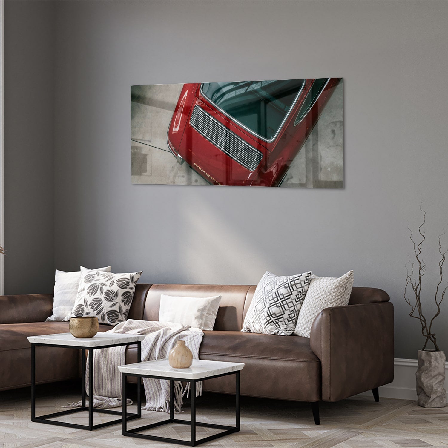 Glazen schilderij van een bovenaf gezien rode auto op een muur.