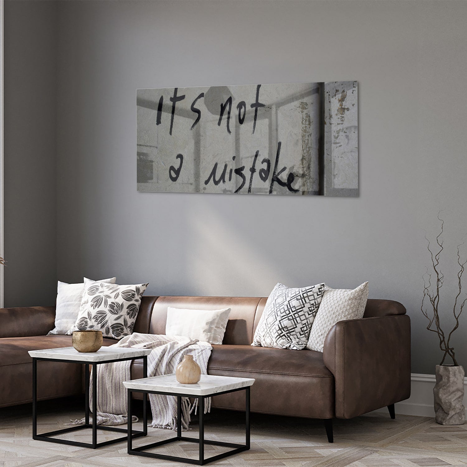 Glazen schilderij met de tekst 'it's not a mistake' aan de muur