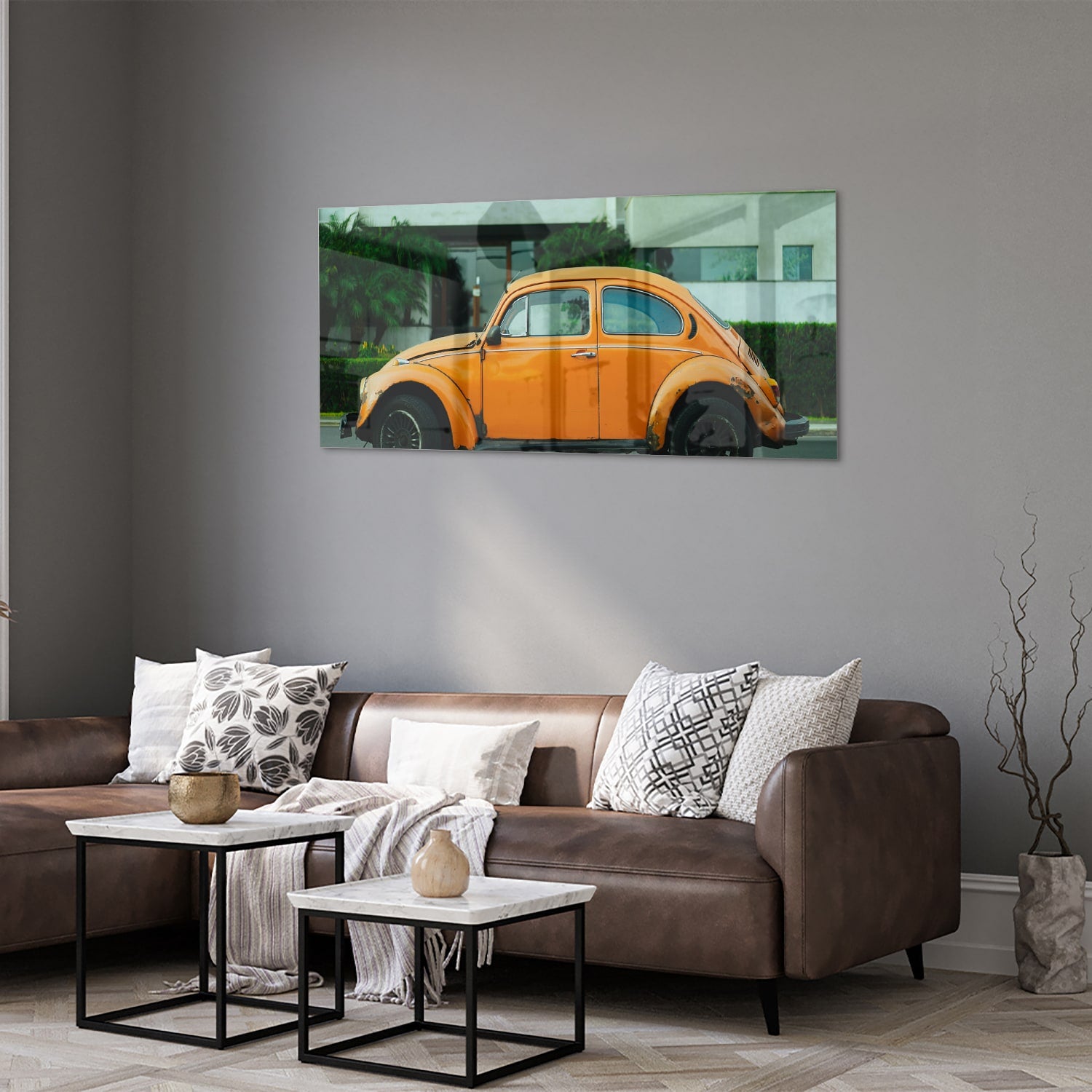 Glazen schilderij van een oranje Volkswagen Kever op een muur