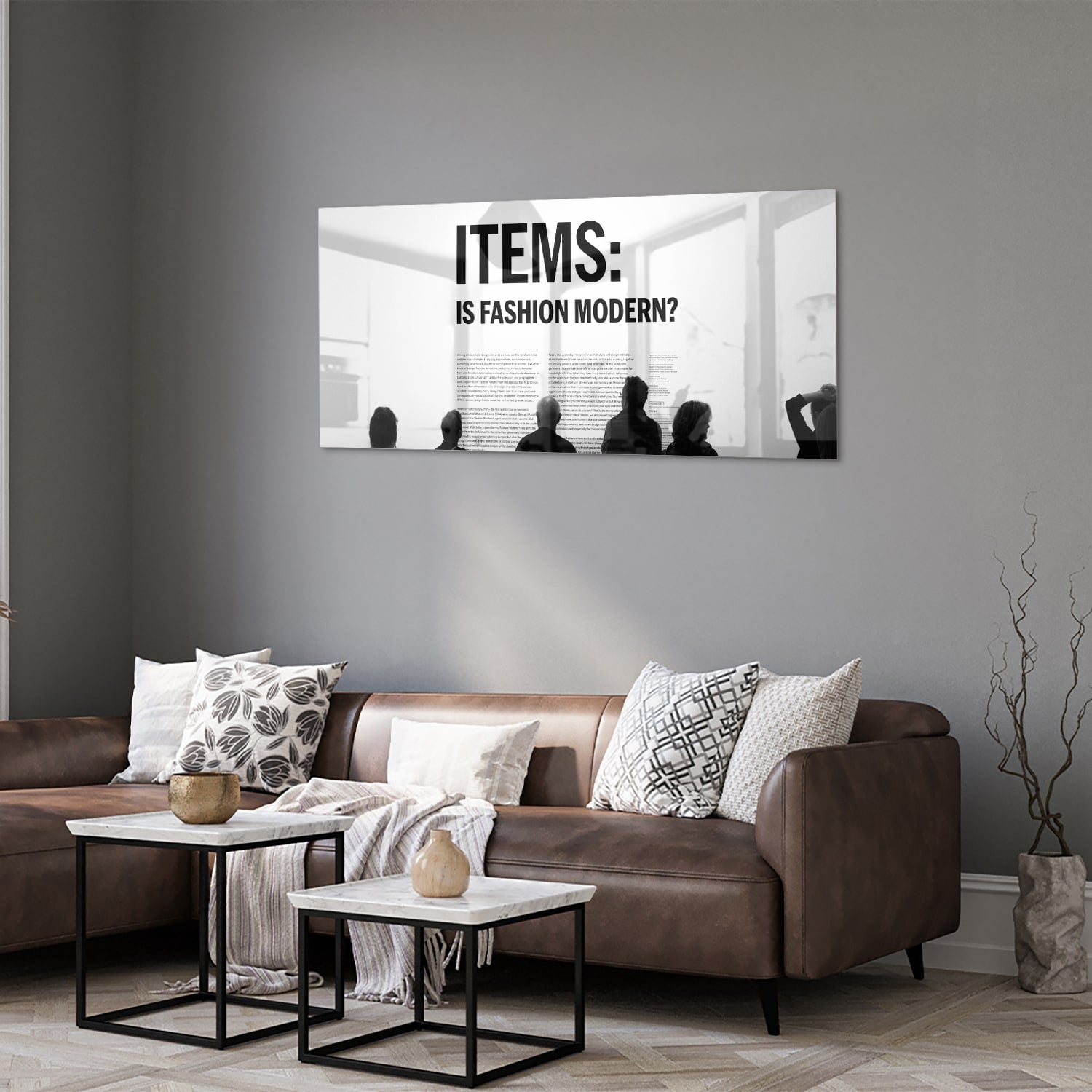 Glazen schilderij met de tekst 'ITEMS: IS FASHION MODERN?', stijlvol gepresenteerd boven een houten meubel.