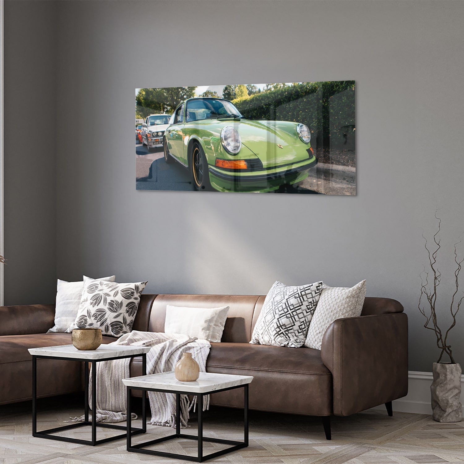 Glas schilderij van een groene Porsche aan de muur in een stijlvol interieur
