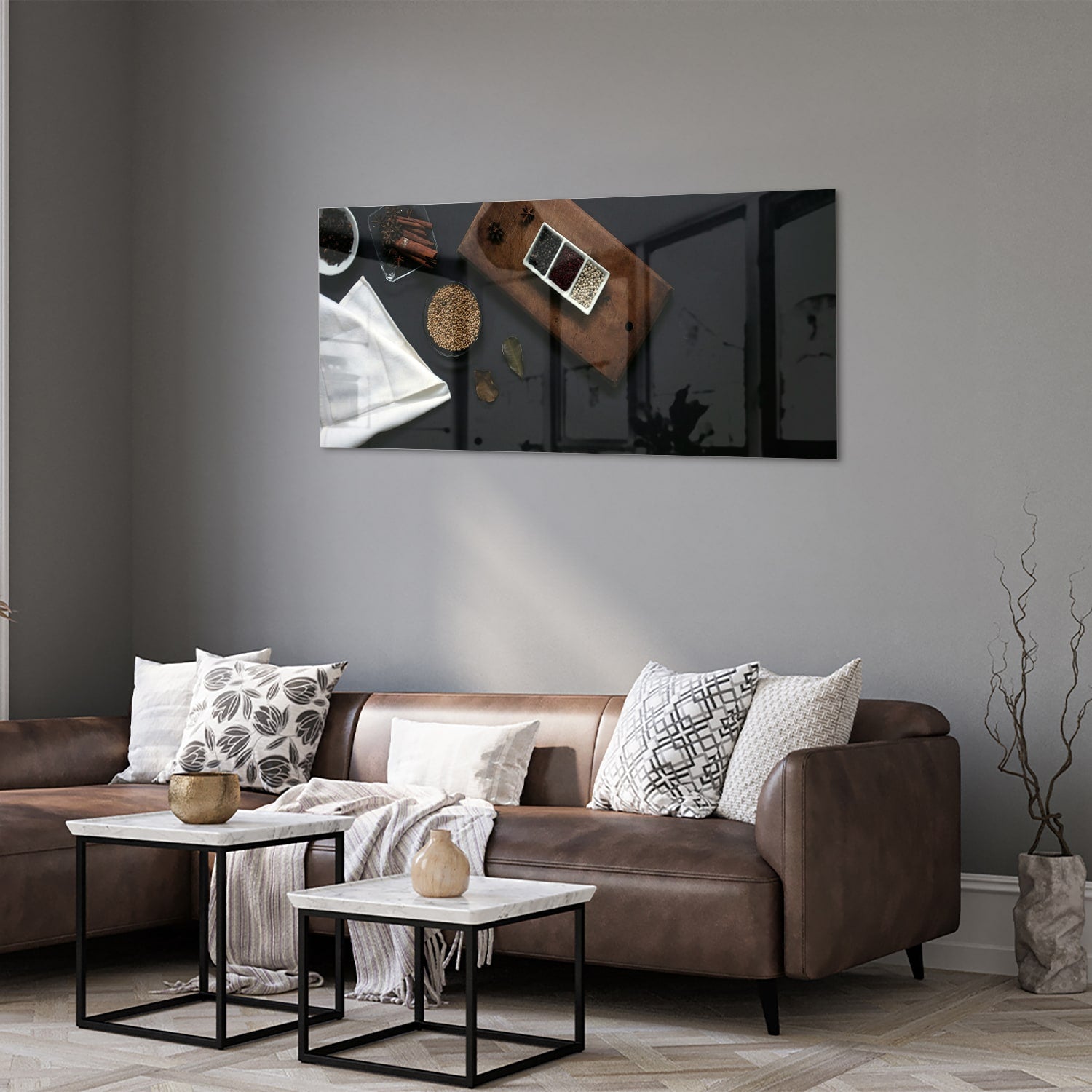 Glazen schilderij met een houten plank, koffie en notities op een tafel