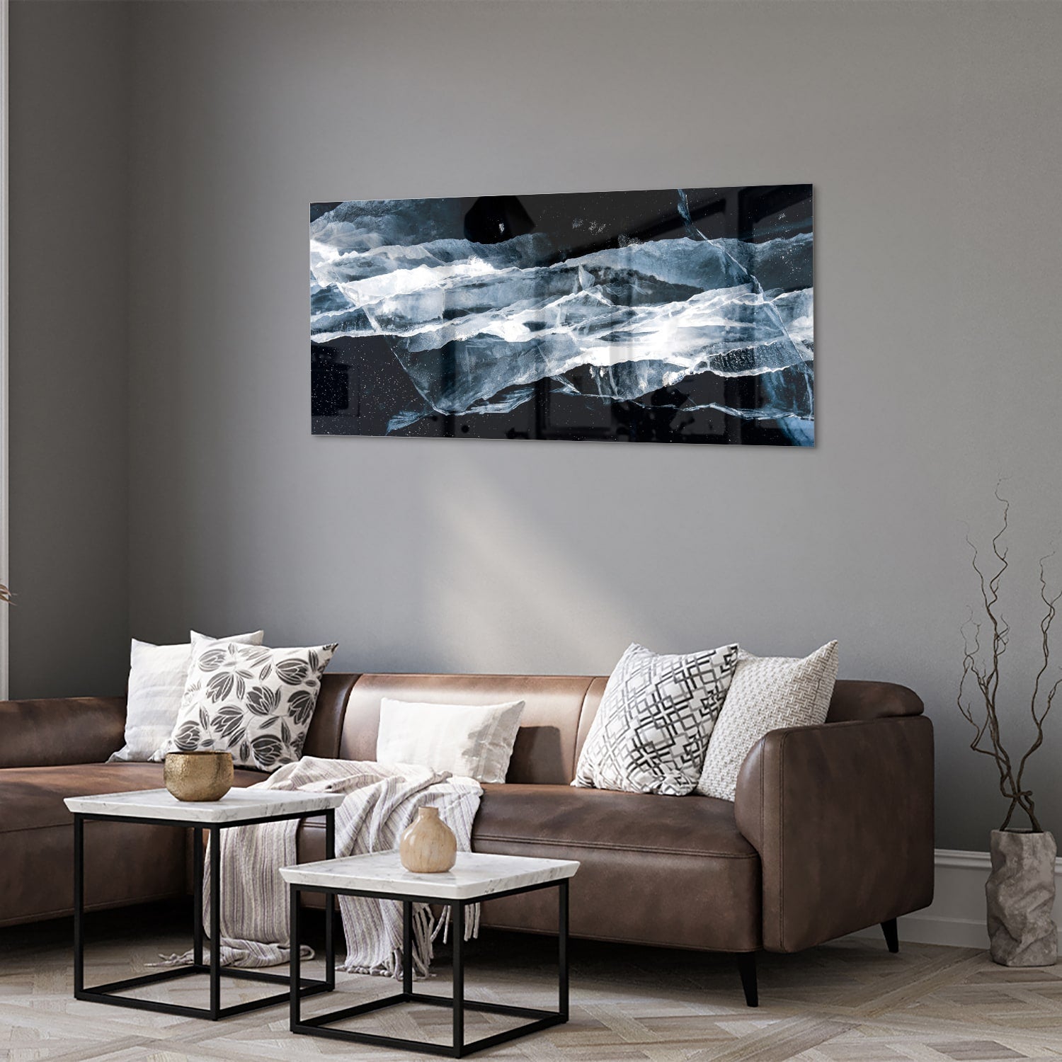 Abstract glazen schilderij in donkere kleuren met blauwe accenten, hangt aan de muur.