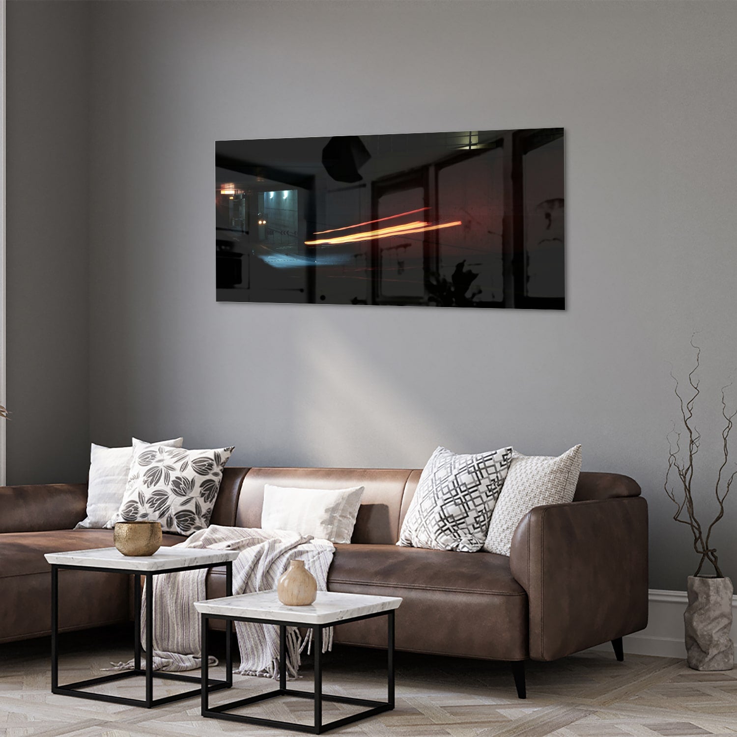 Stijlvol glazen schilderij met abstracte verlichting aan de muur boven een houten kast.