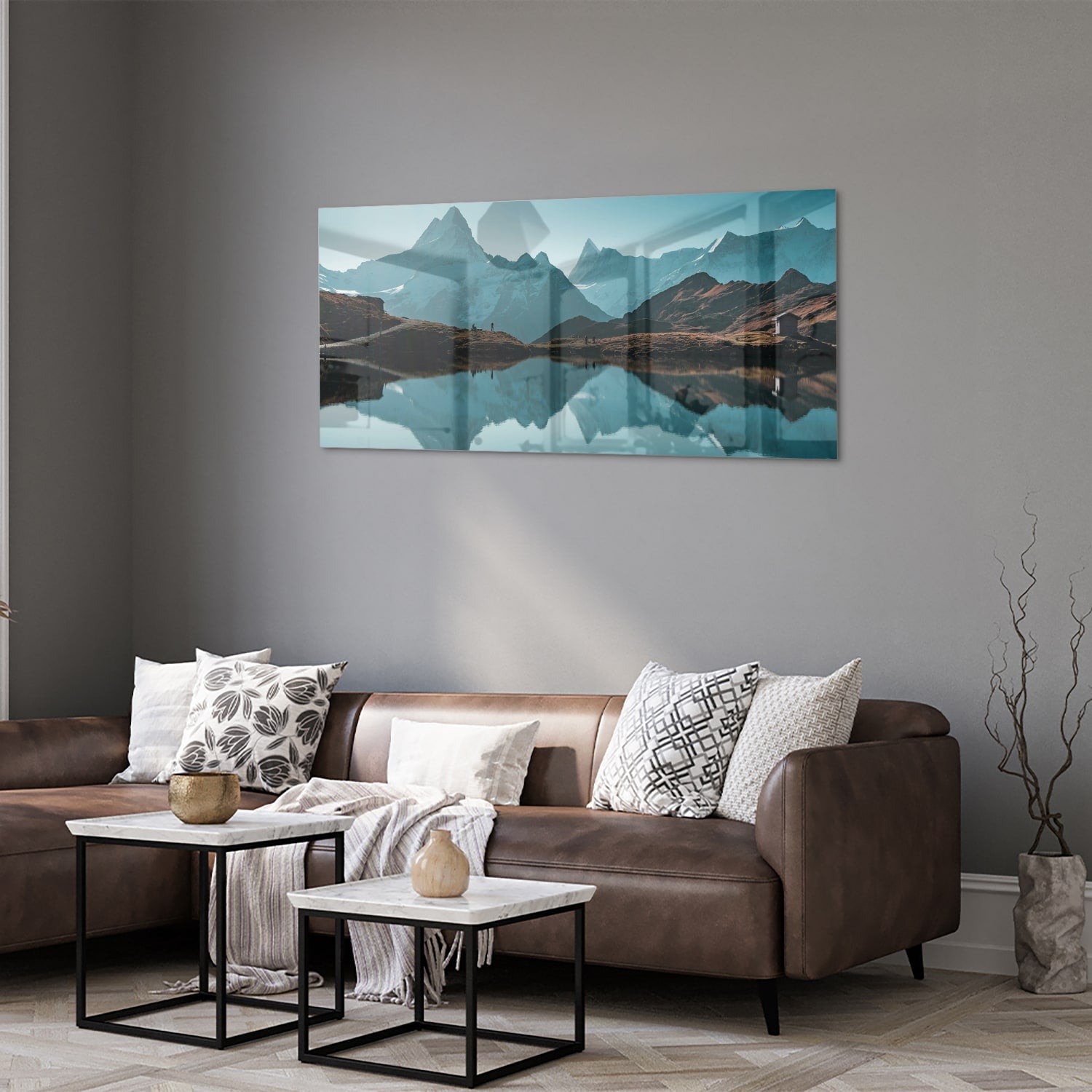 Glazen schilderij met bergen en reflecties in water.