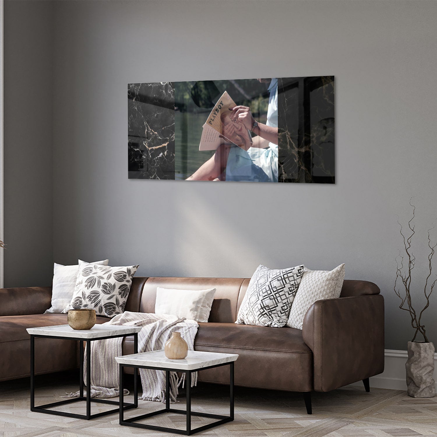 Glazen schilderij van een vrouw die aan het water leest in een serene omgeving.