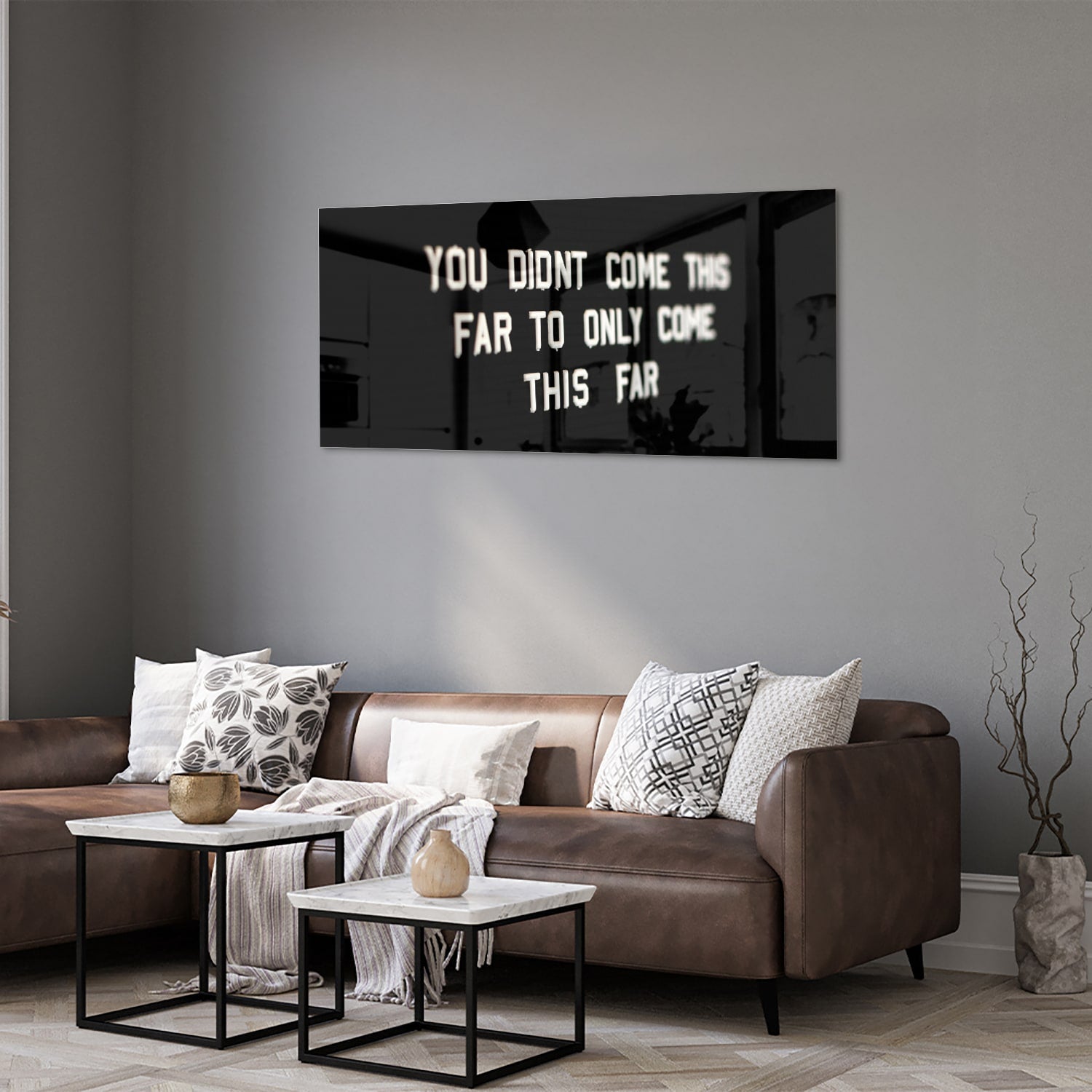 Glazen schilderij met inspirerende quote in een lichte woonkamer