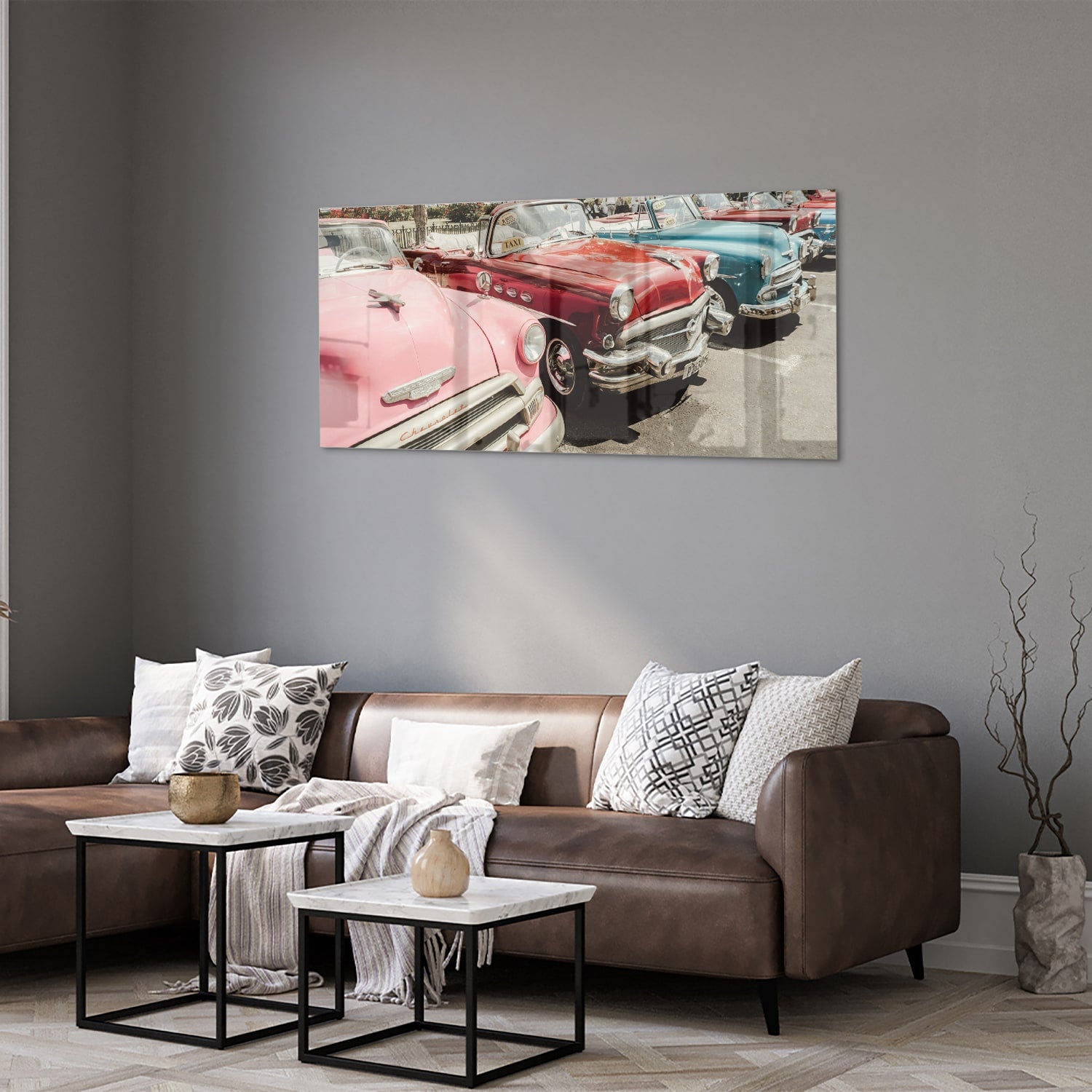 Glazen schilderij met retro auto's in roze, rood en blauw, perfect voor moderne interieurs.