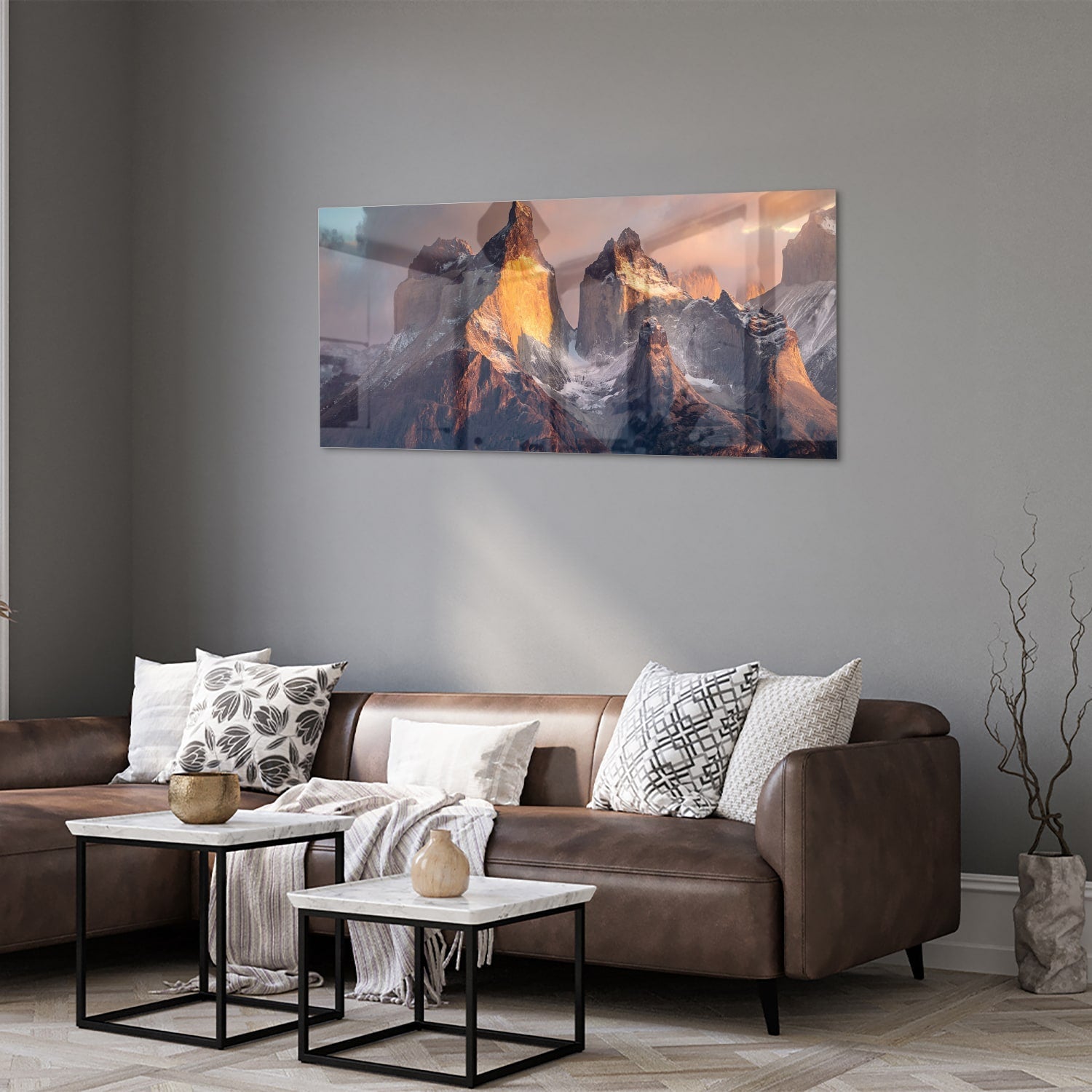 Glazen schilderij met berglandschap aan de muur in een moderne woonkamer