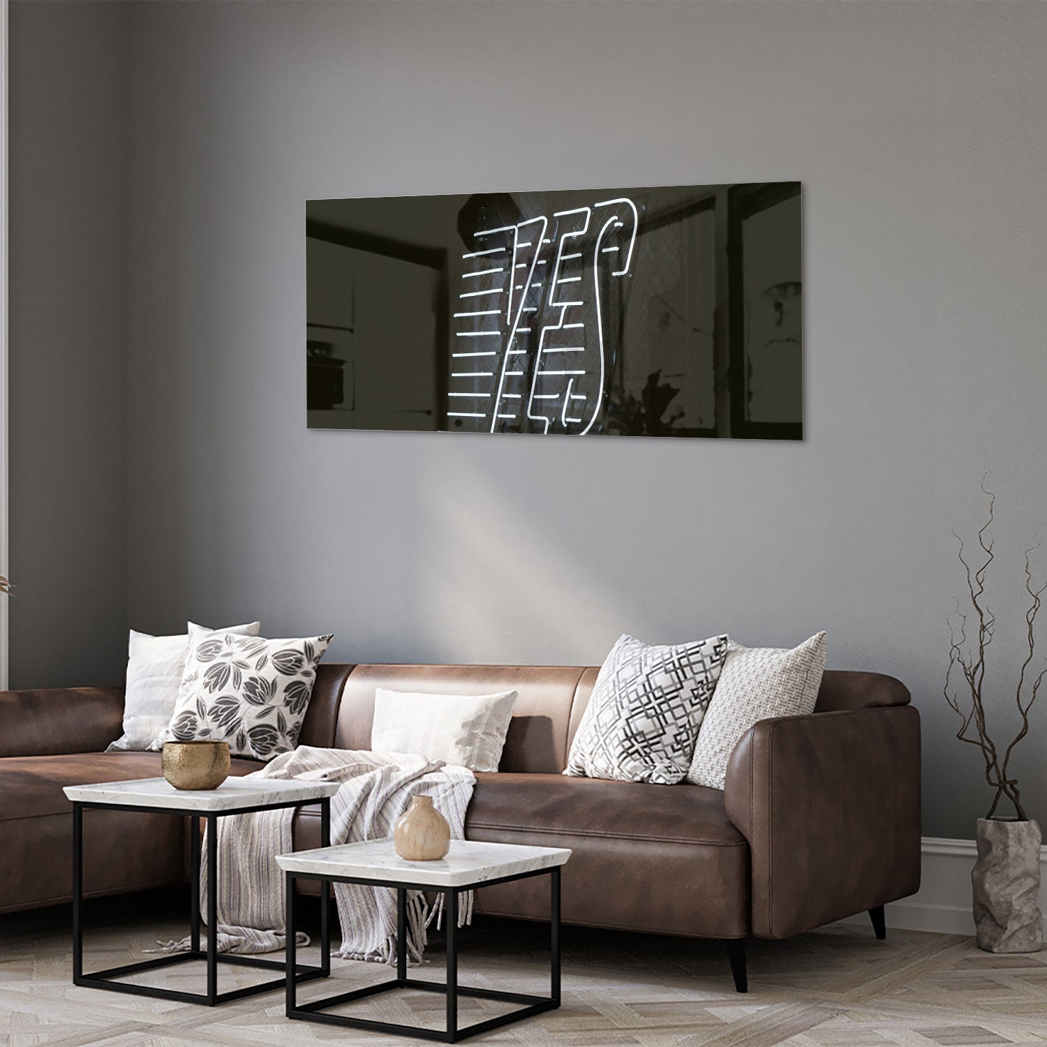Glazen schilderij met 'YES' text in zwart en wit, hangend aan de muur.