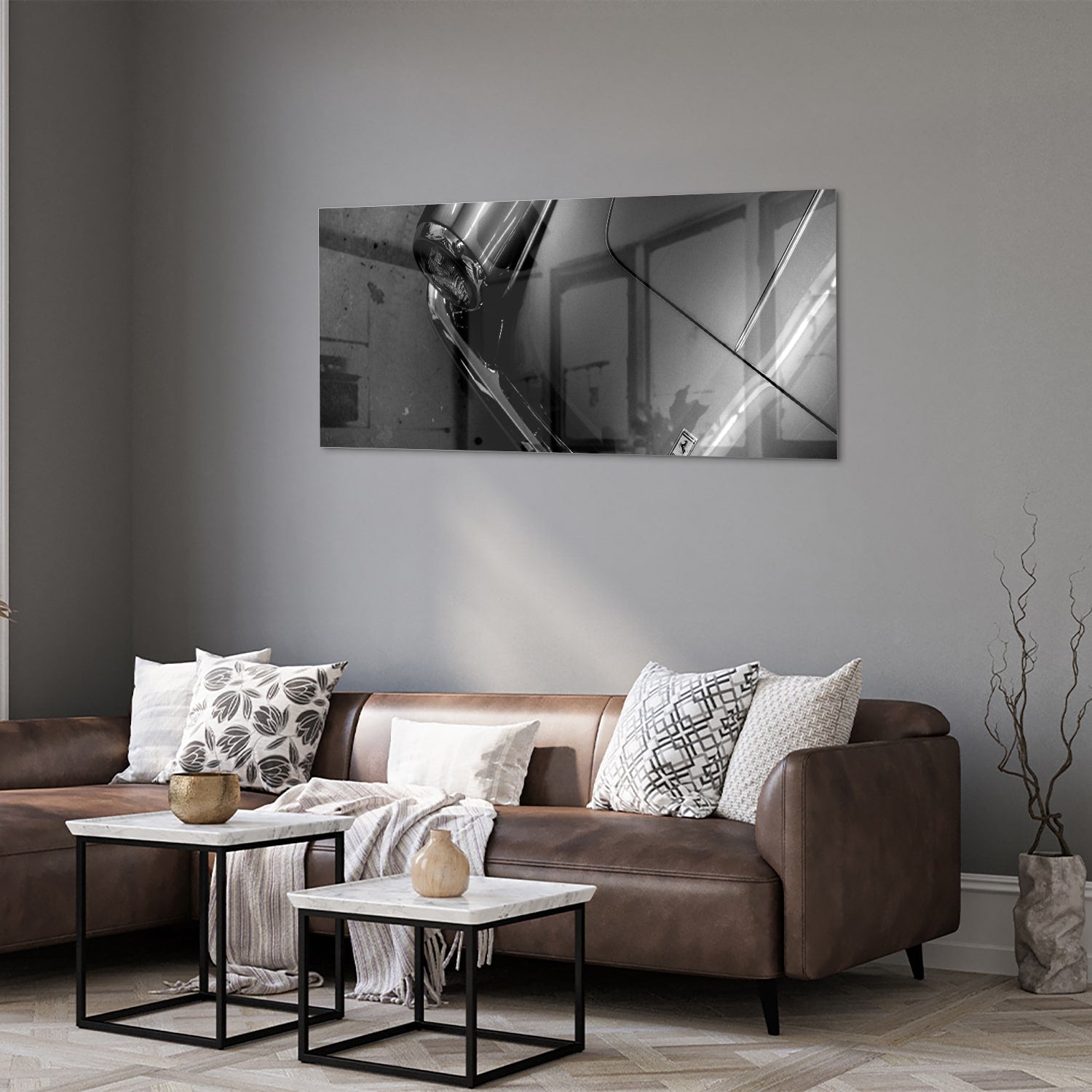 Glazen schilderij met abstracte vormen aan de muur in een stijlvolle kamer.