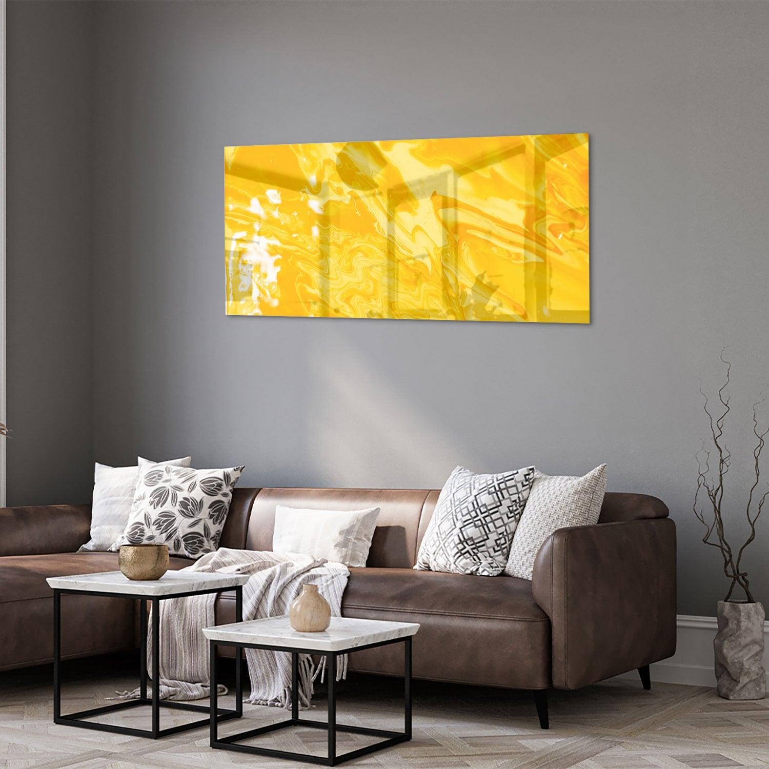 Abstract geel glazen schilderij aan de muur in een moderne woonkamer.