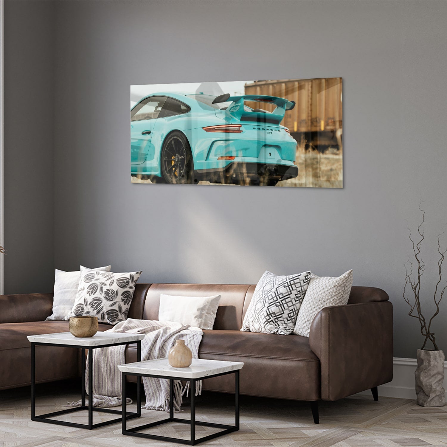 Glazen schilderij van een turquoise sportauto aan de muur in een moderne woonkamer
