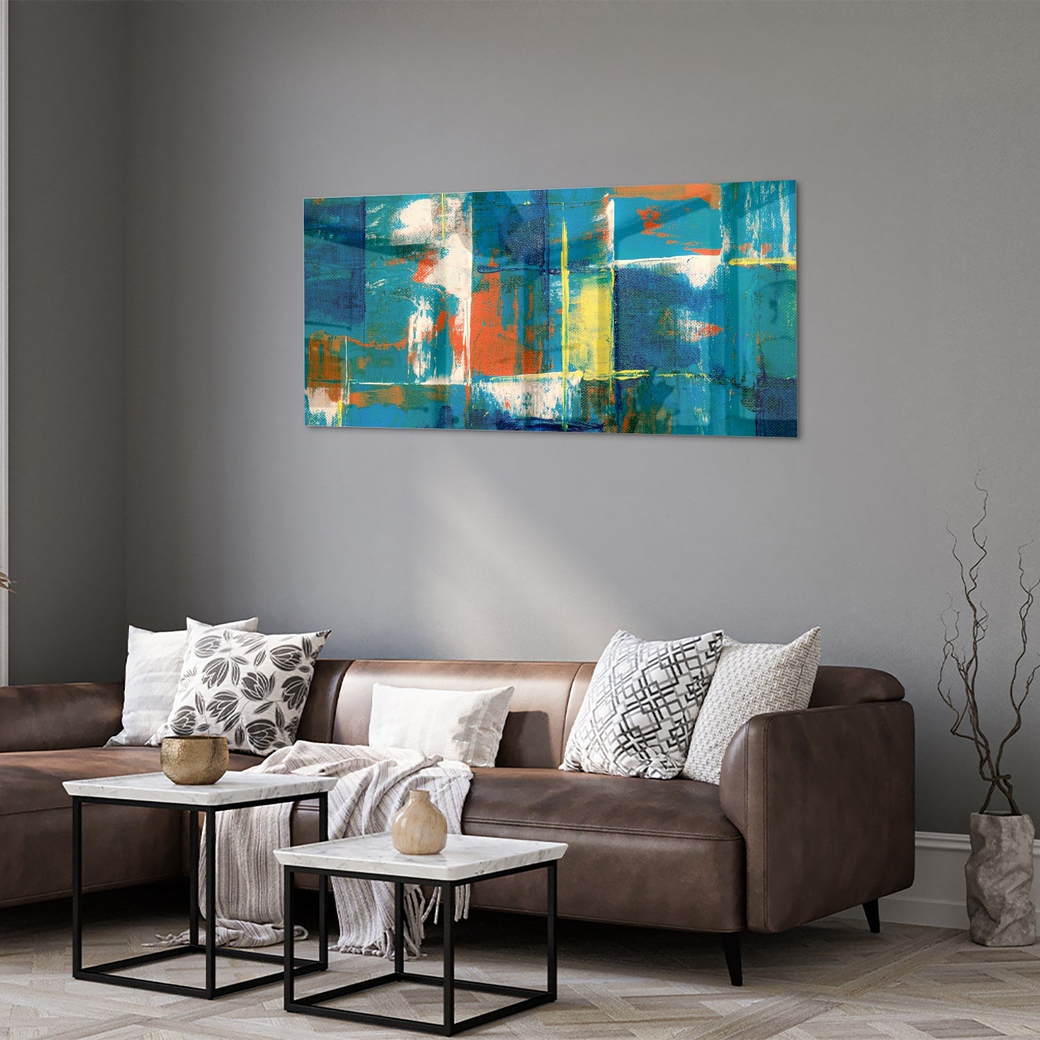 Kleurrijk abstract glazen schilderij in turquoise en oranje, genstalleerd in een moderne woonkamer.