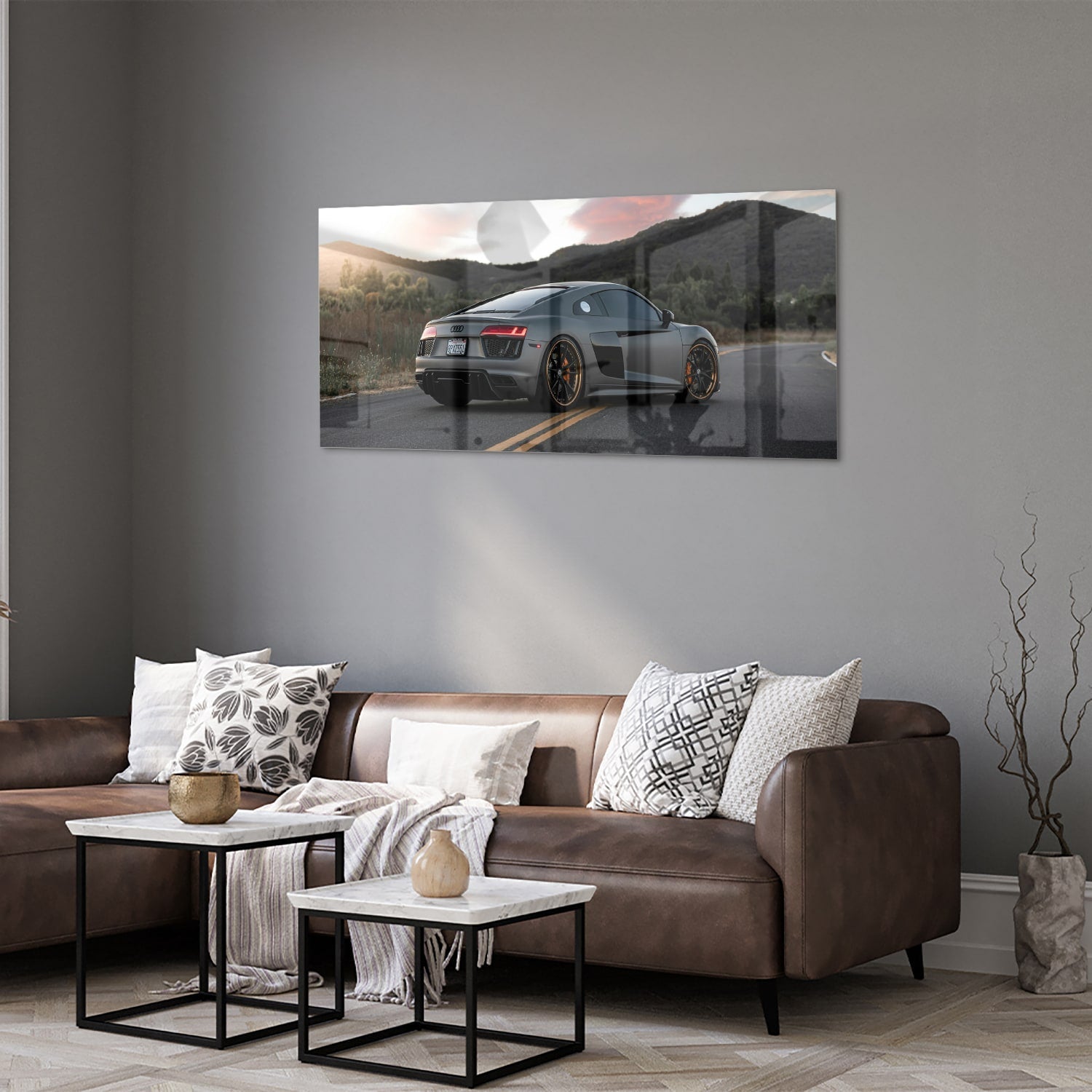 Glazen schilderij van een sportwagen afgebeeld in de natuur met bergen op de achtergrond.