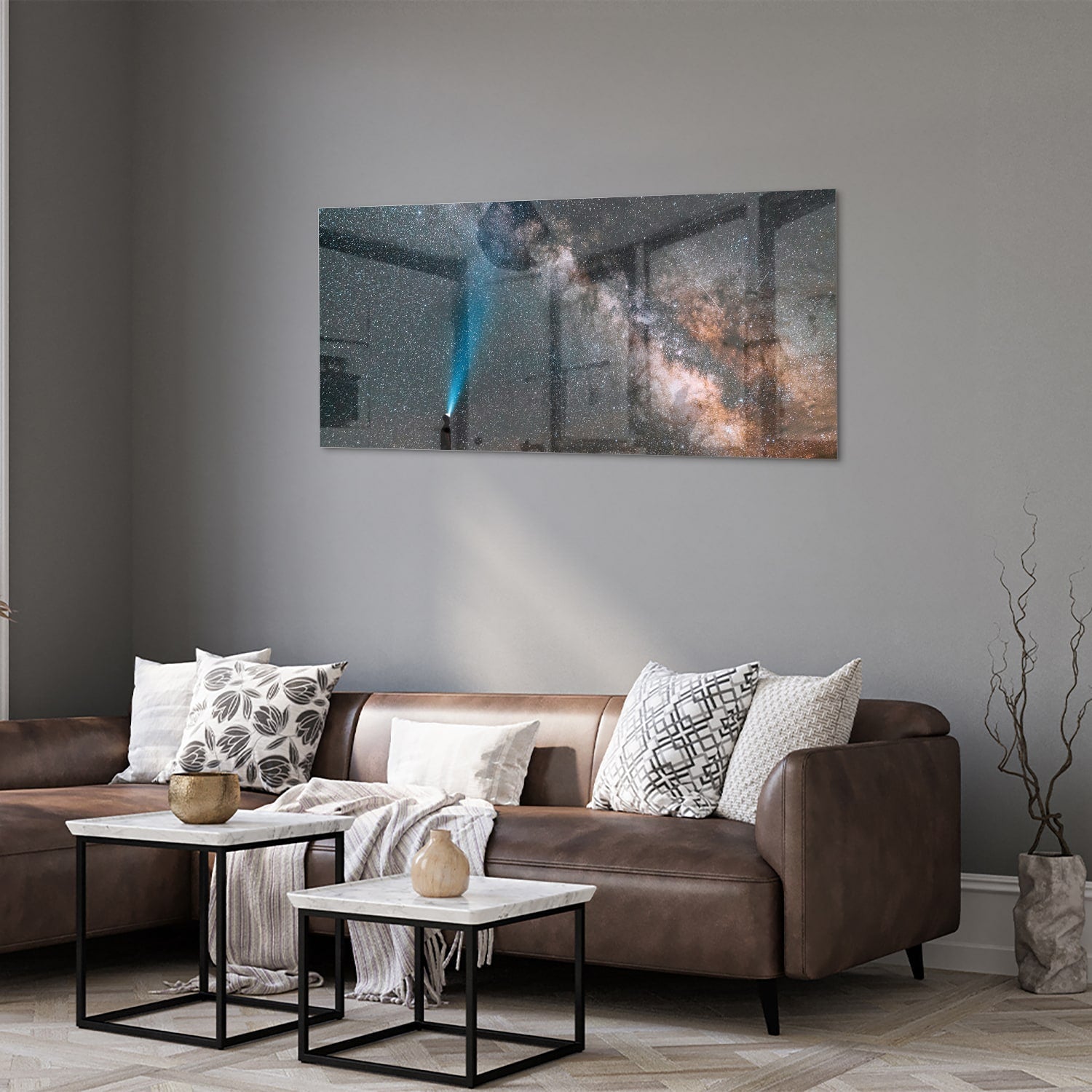 Glazen schilderij van een sterrenhemel met een lichtstraal.