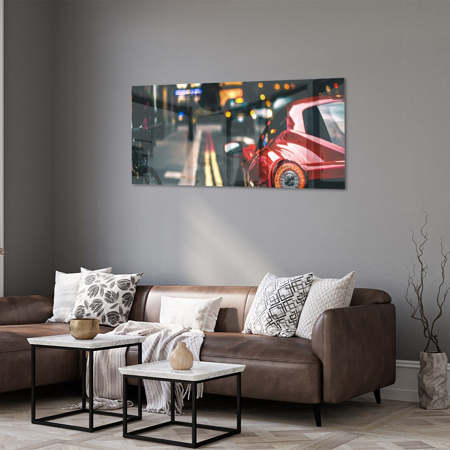 Glazen schilderij van een rode auto in een stedelijke omgeving