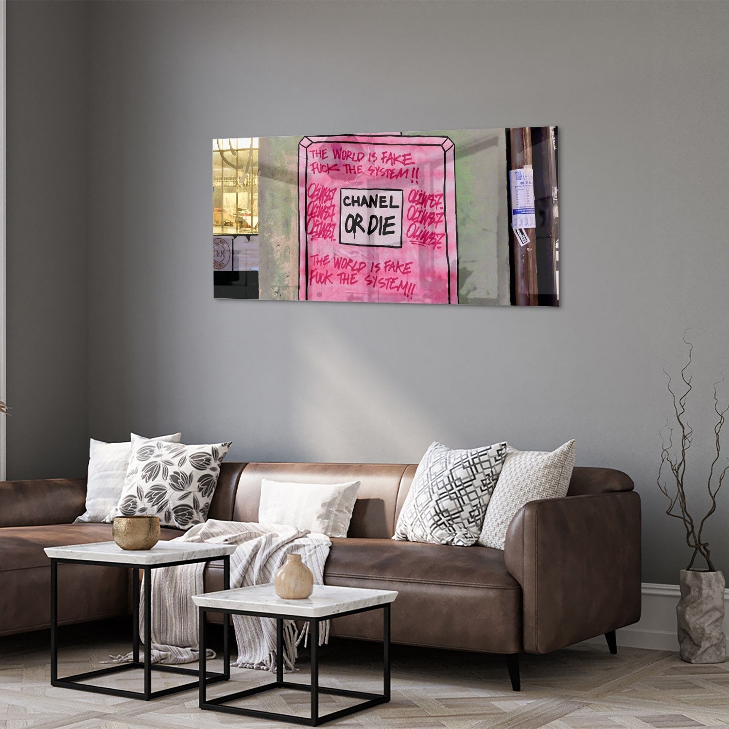 Glazen schilderij met de tekst 'Chanel or Die' in felle kleuren aan de muur.