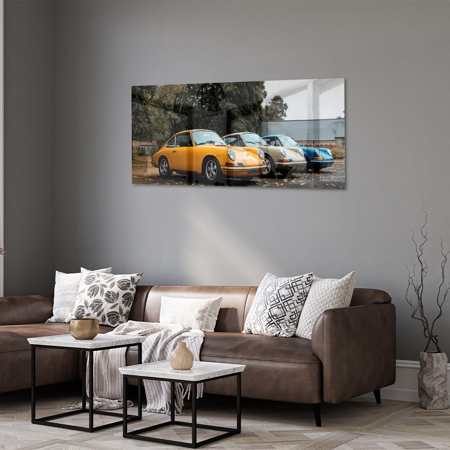 Glazen schilderij van een gele auto in een moderne woonkamer