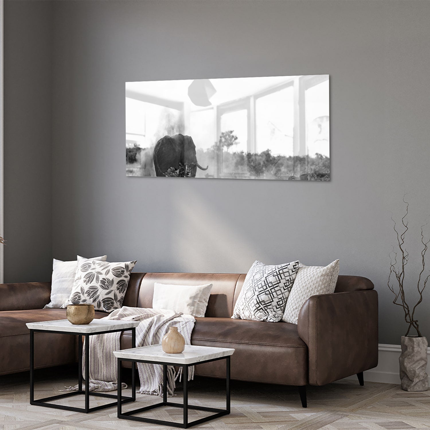 Zwart-wit glazen schilderij van een olifant aan de muur in een modern interieur.