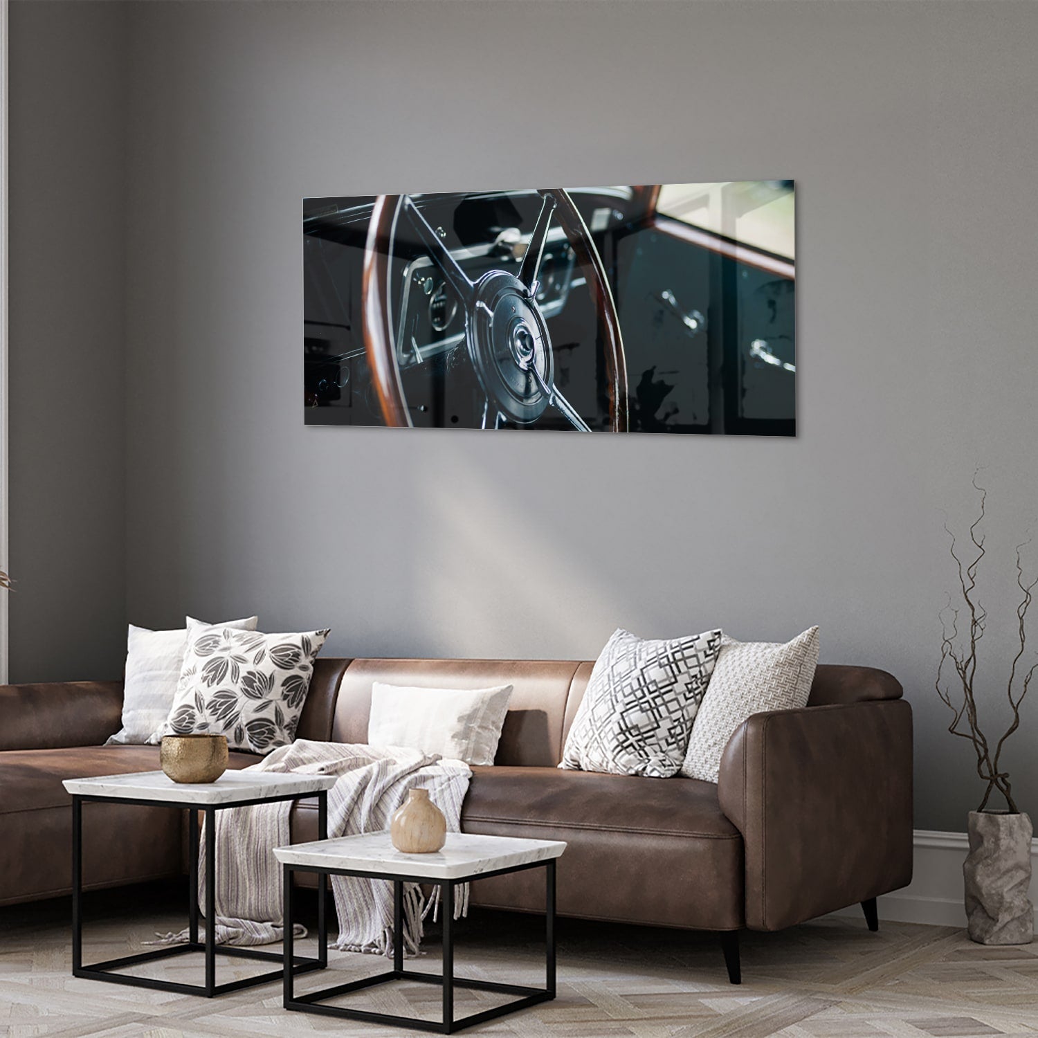 Glazen schilderij van een vintage autostuur aan de muur