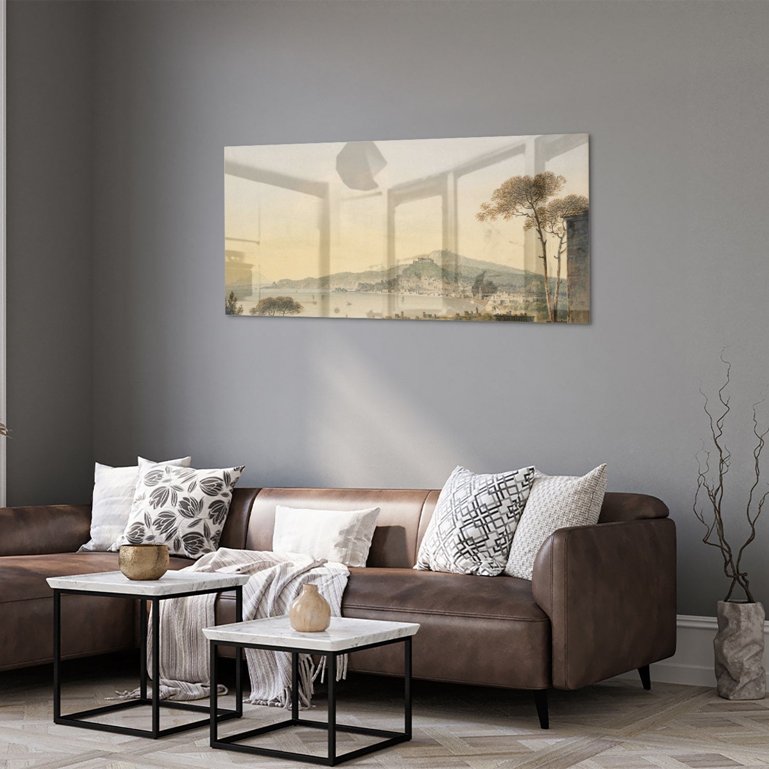 Glazenschilderij van een rustiek landschap met bergen en zonsopgang.