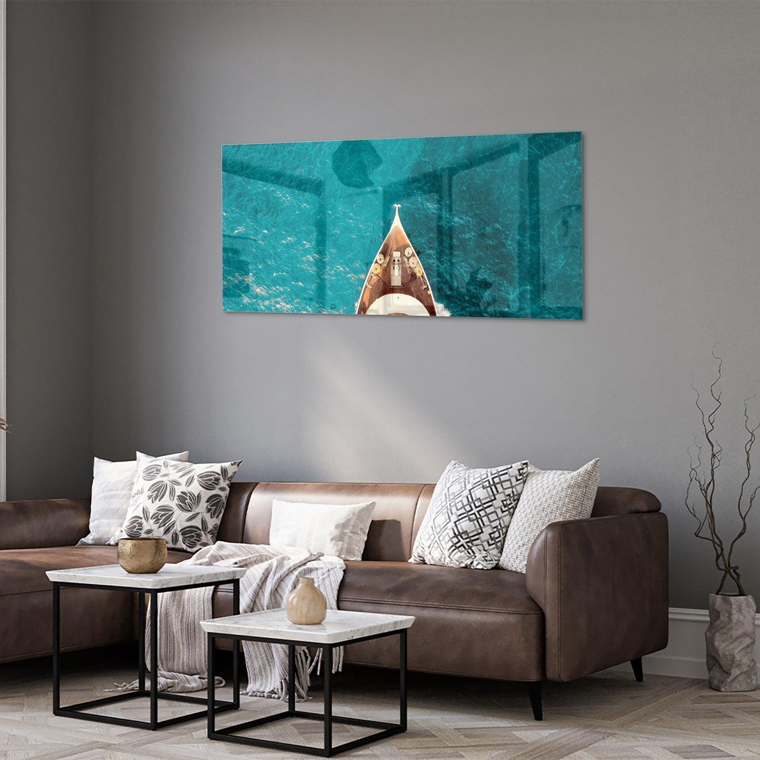 Glazen schilderij van een boot die boven helder turquoise water ligt.