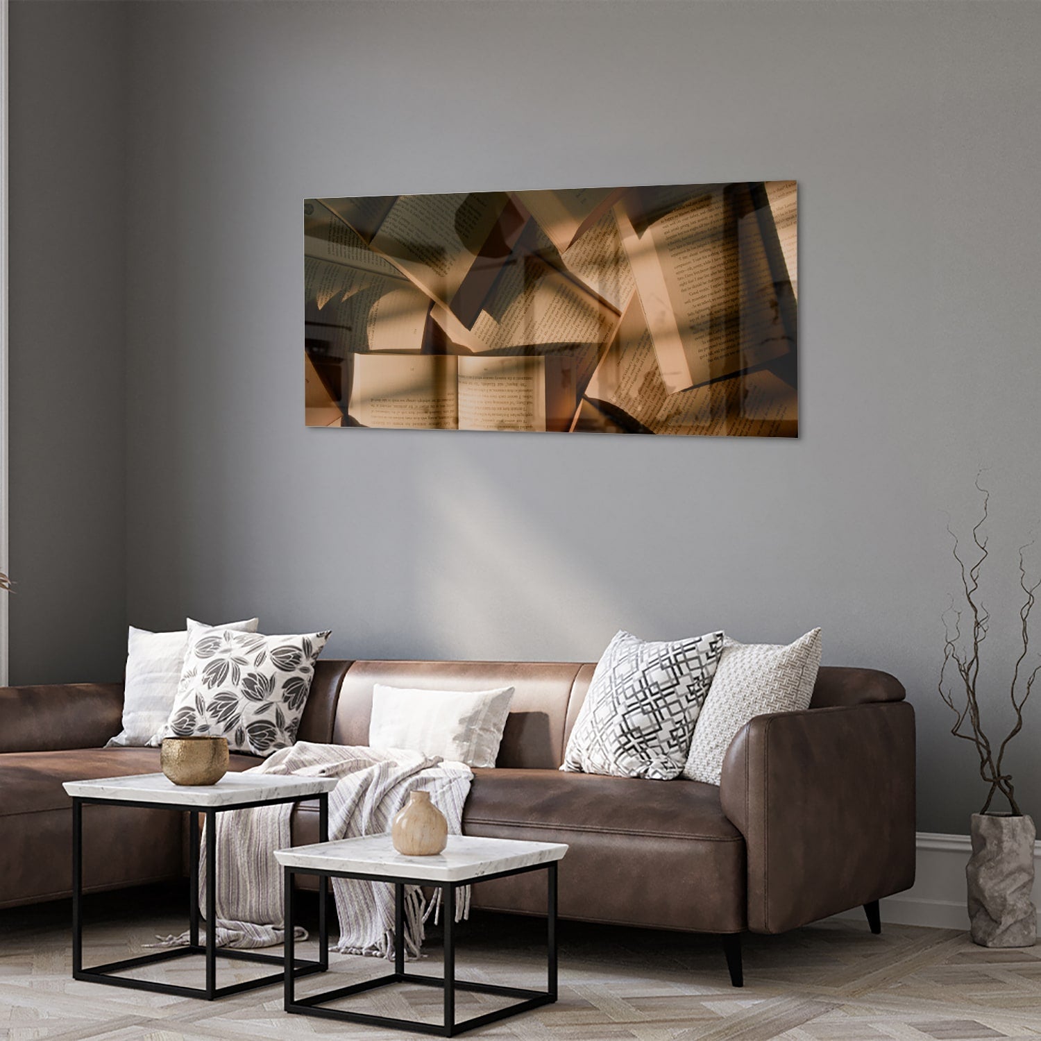 Glazen schilderij met abstracte vormen in moderne woonkamer