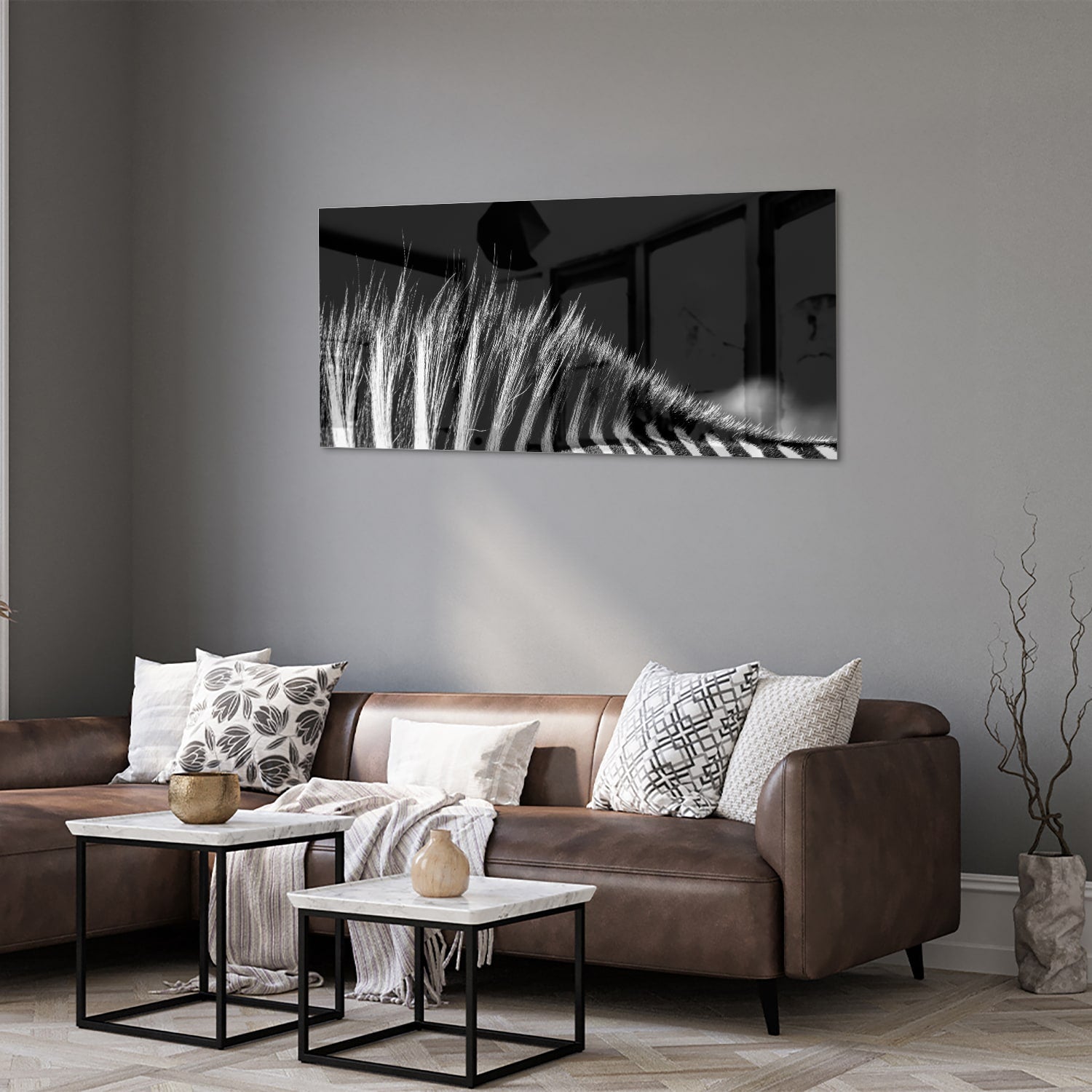 Een modern zwart-wit glazen schilderij met naadloze lijnen aan de muur.