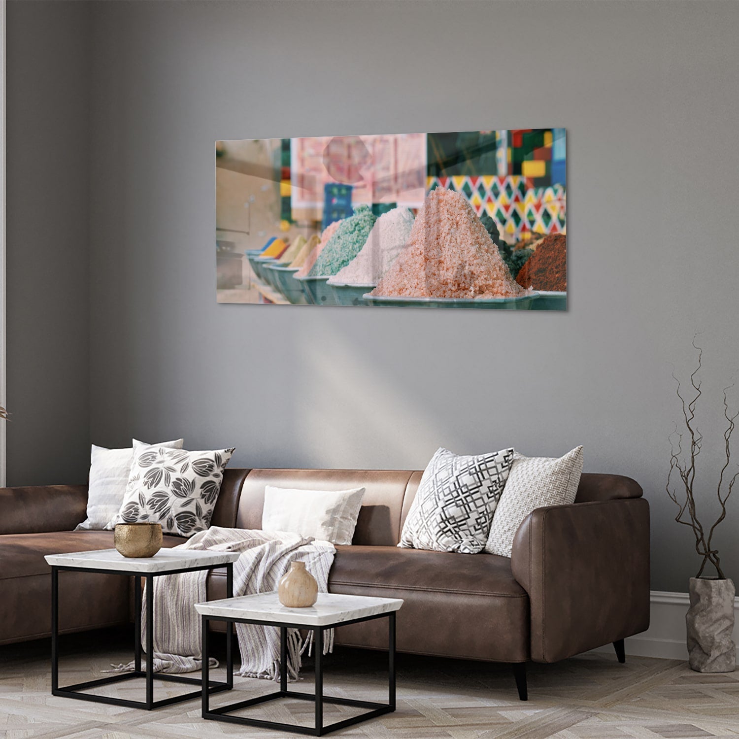 Kleurrijk glazen schilderij met verschillende specerijen in schalen