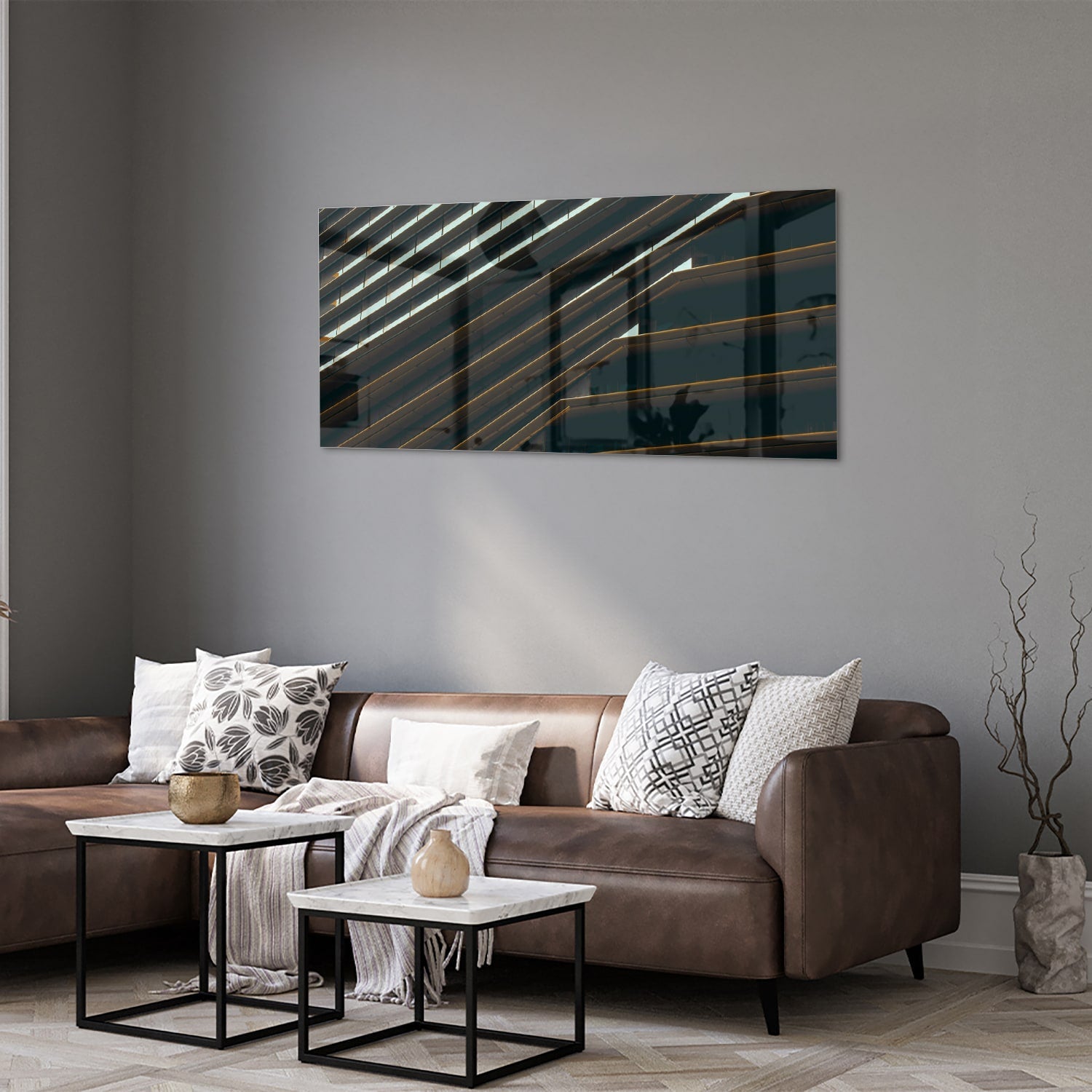 Stijlvol glazen schilderij met zwarte lijnen aan de muur in een moderne woonkamer.