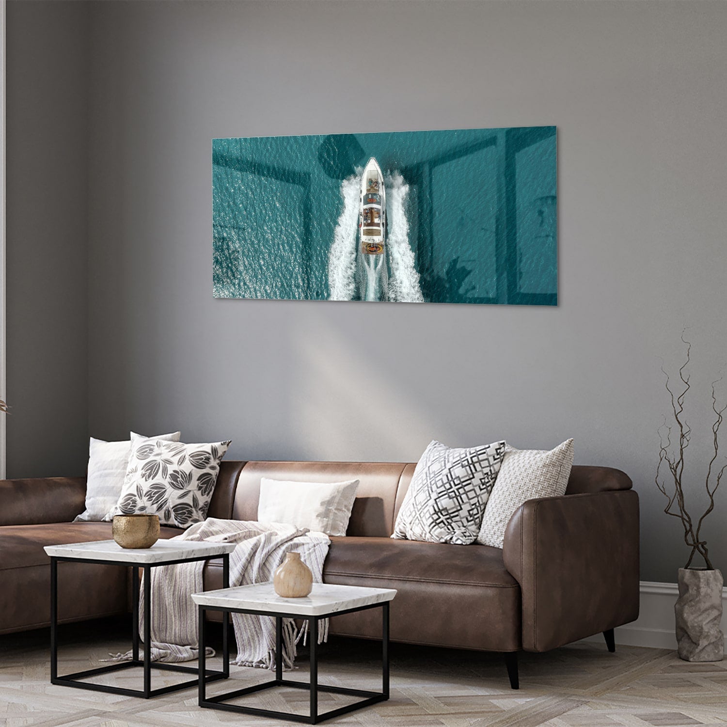 Glazen schilderij van een boot die door turquoise water vaart.