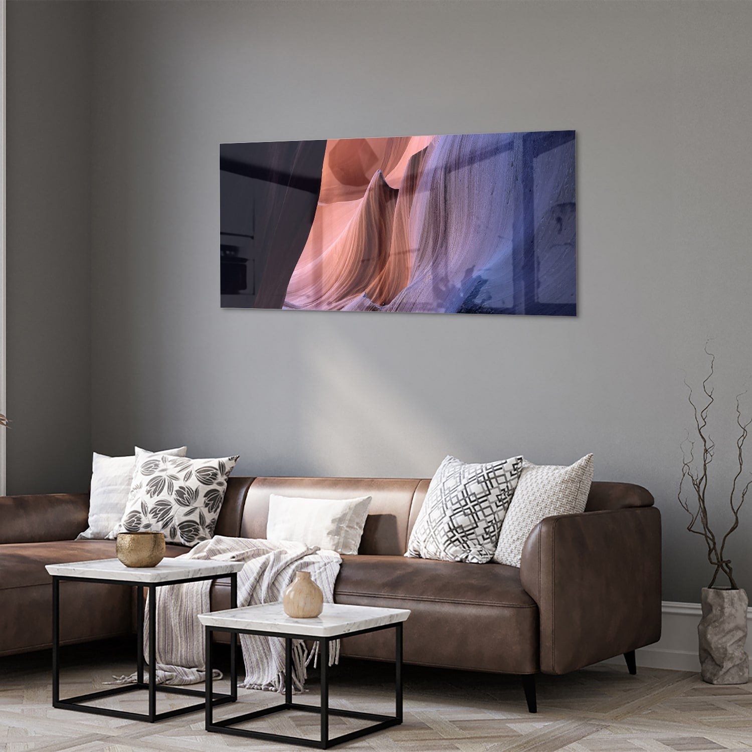 Abstract glazen schilderij met warme kleuren aan de muur