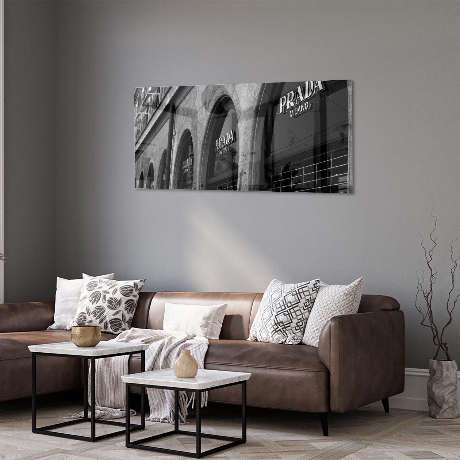 Glazen schilderij van een Prada etalage in zwart-wit, geschikt voor moderne interieurs.