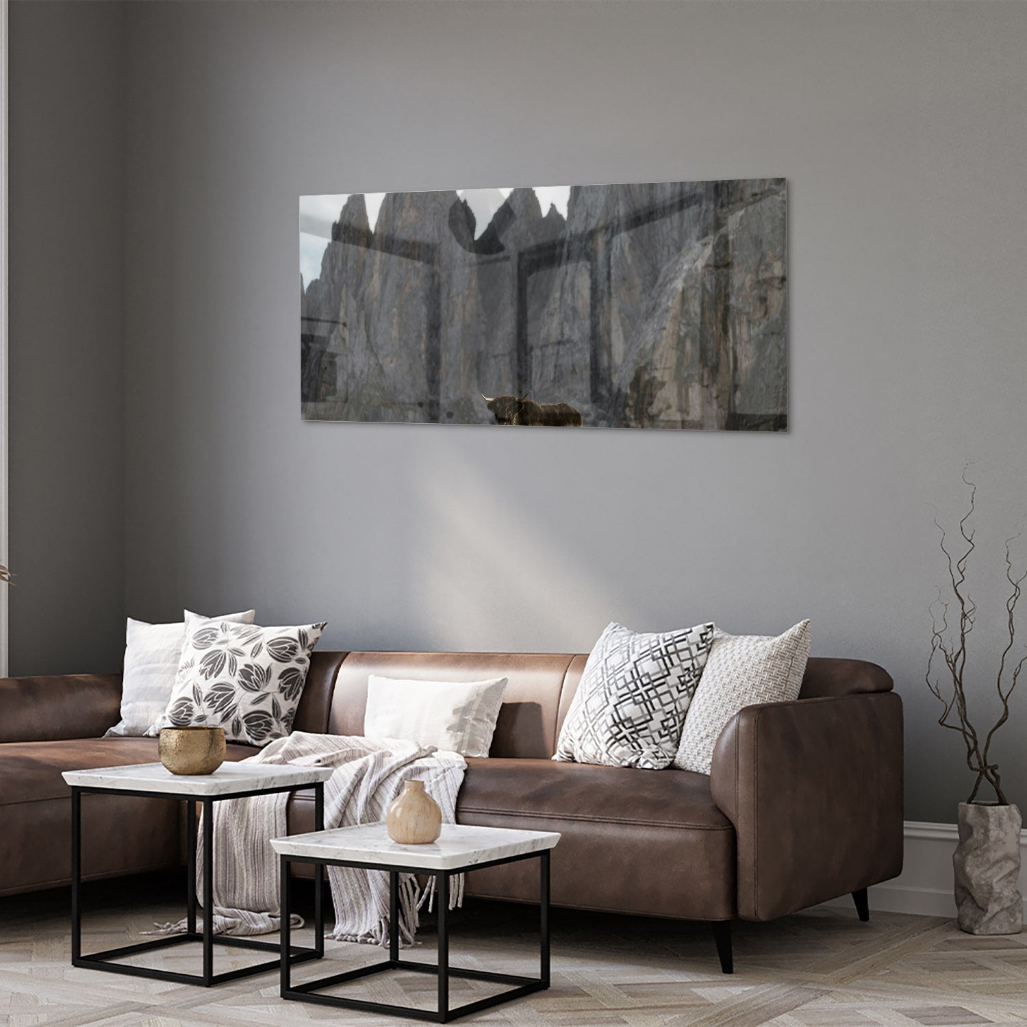 Glas schilderij van bergen met een koe in een groene wei.