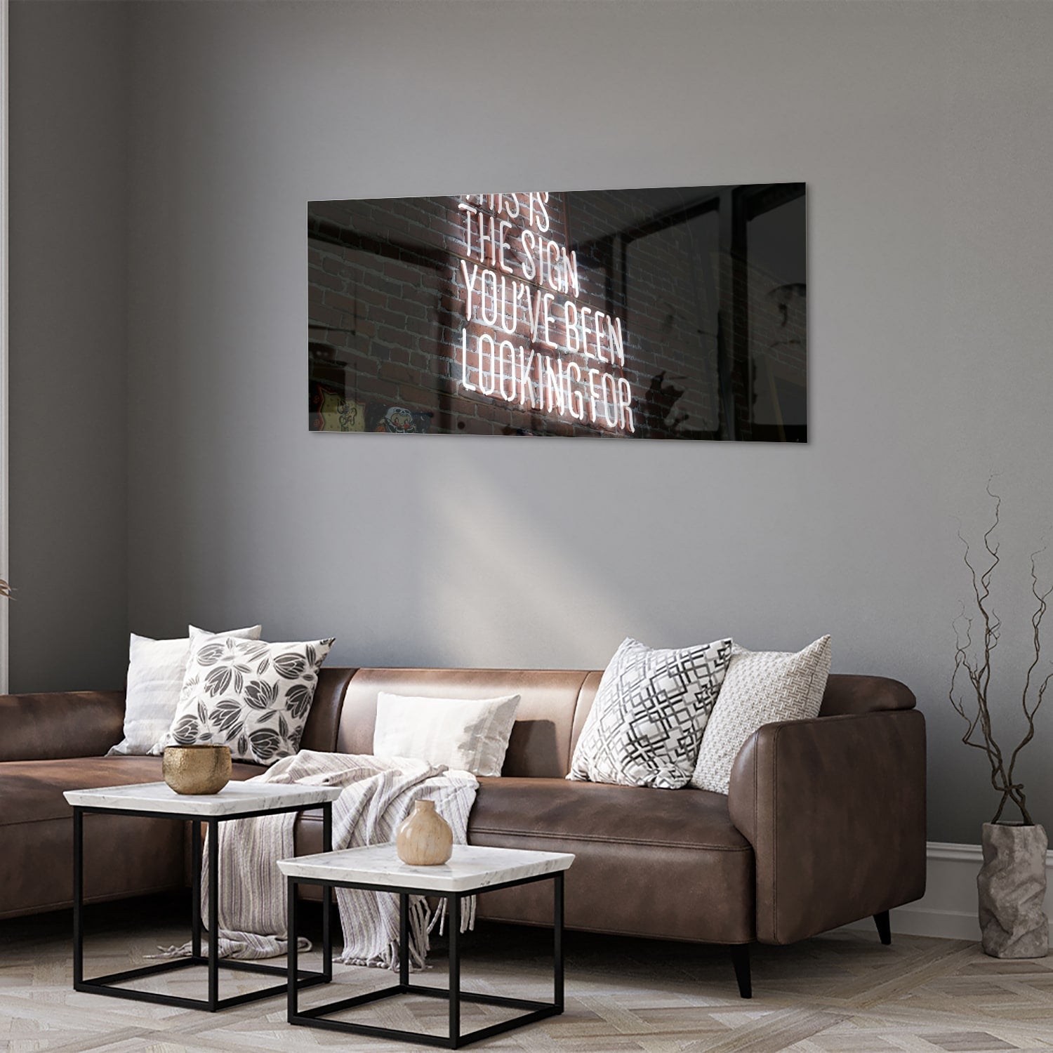 Glazen schilderij met inspirerende tekst in een modern interieur.