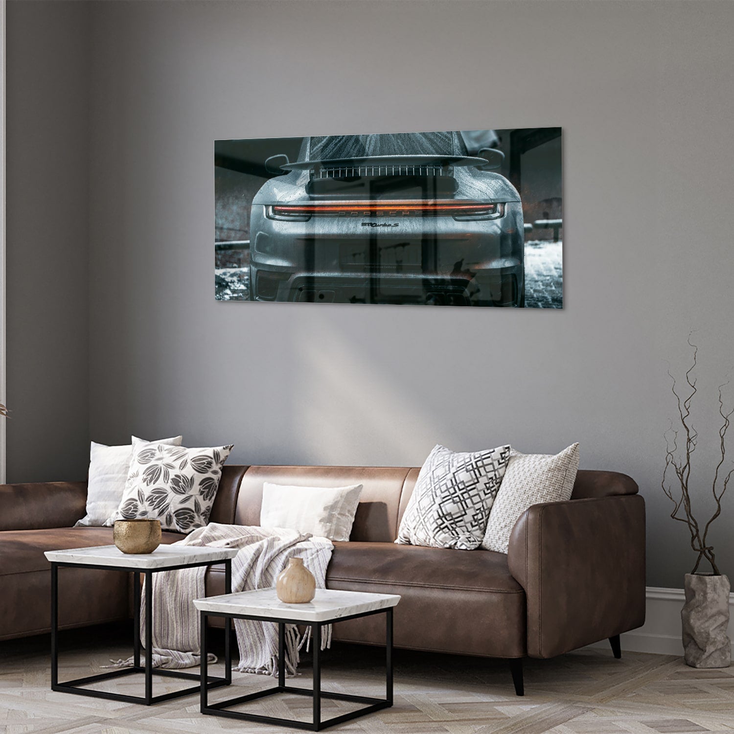 Glazen schilderij van een sportwagen aan de muur in een lichte woonkamer.