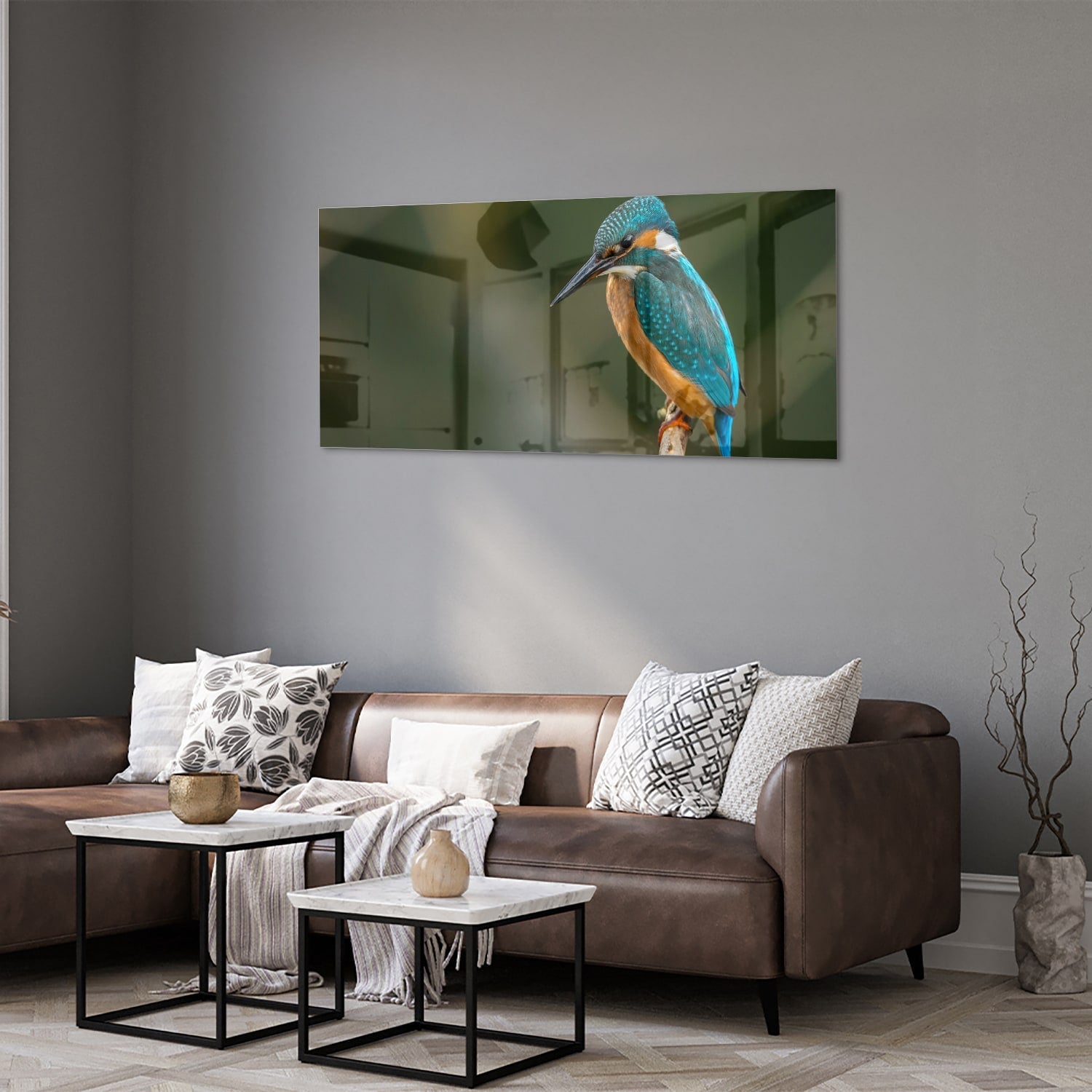 Een glazen schilderij van een ijsvogel die op een tak zit, kleurrijk en gedetailleerd.