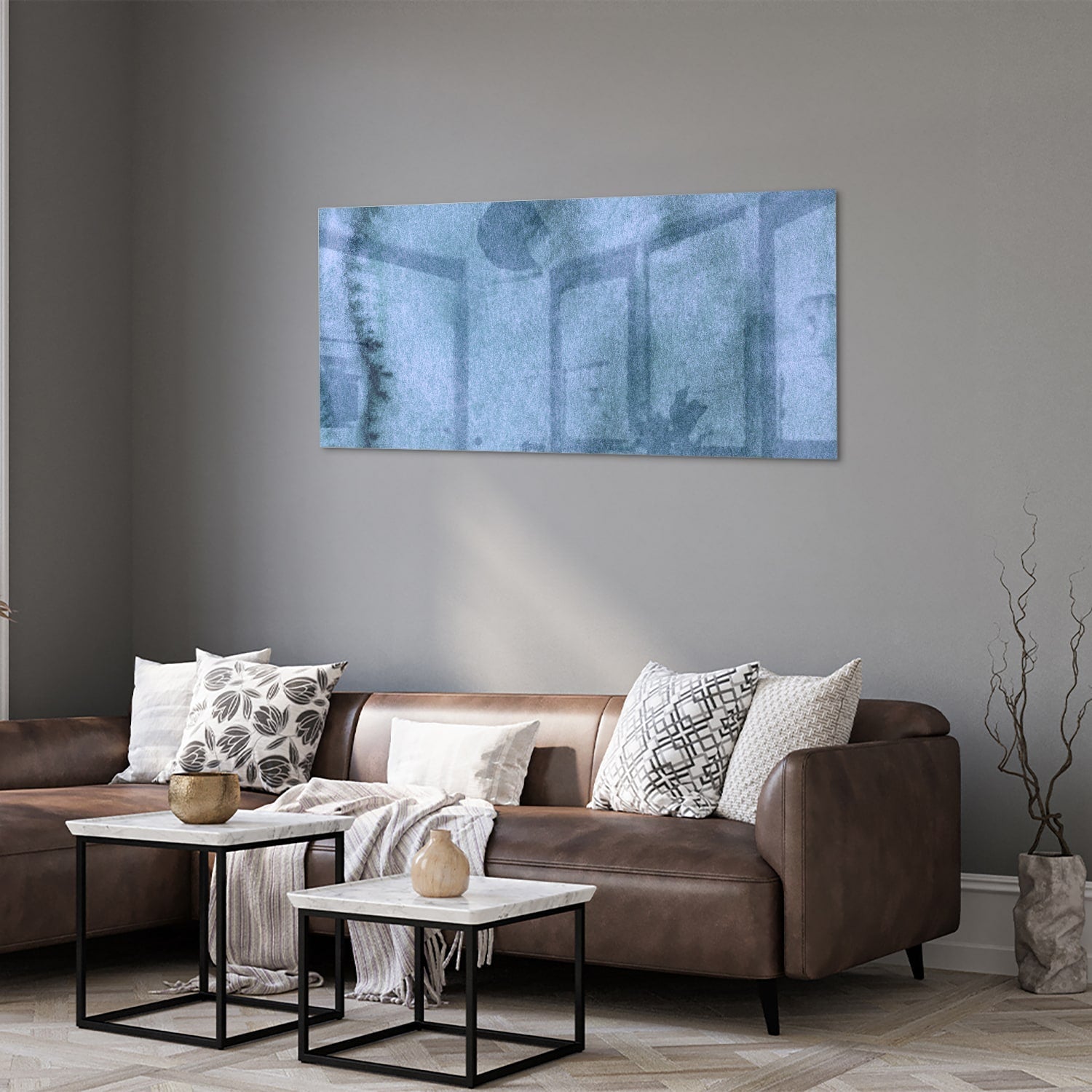 Blauw glazen schilderij aan de muur boven een houten kast in een elegant interieur.