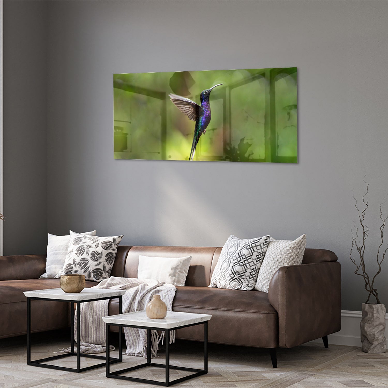 Een glazen schilderij van een kolibrie die vloog voor een groene achtergrond in een lichte kamer.